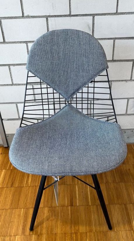DKW-2 Wire Chair with seat and backrest cushion HOPSAK DARK BLUE / ELFENBEIN Vitra EXHIBITION PIECE