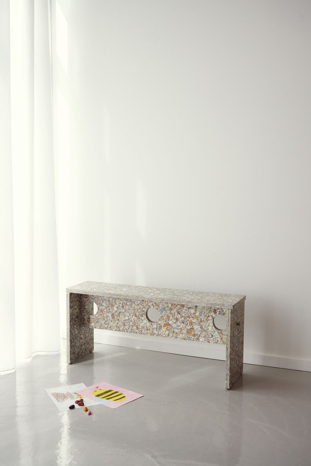 Remake Bank Form & Refine aus recyceltem Kunststoff, moderne Sitzbank mit runden Aussparungen.