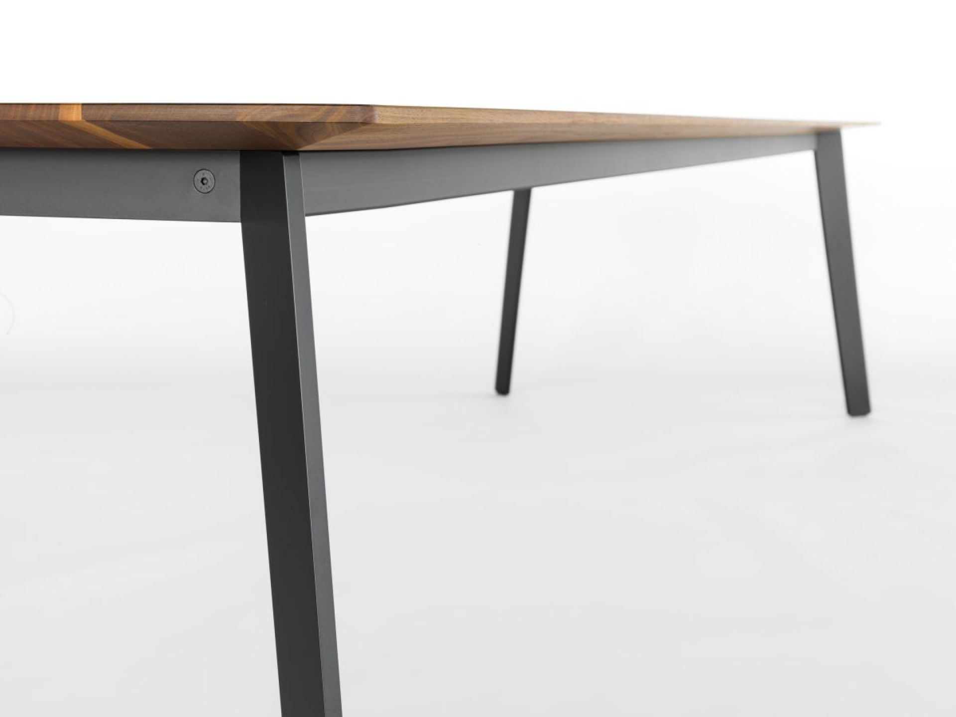 Linar Table Girsberger