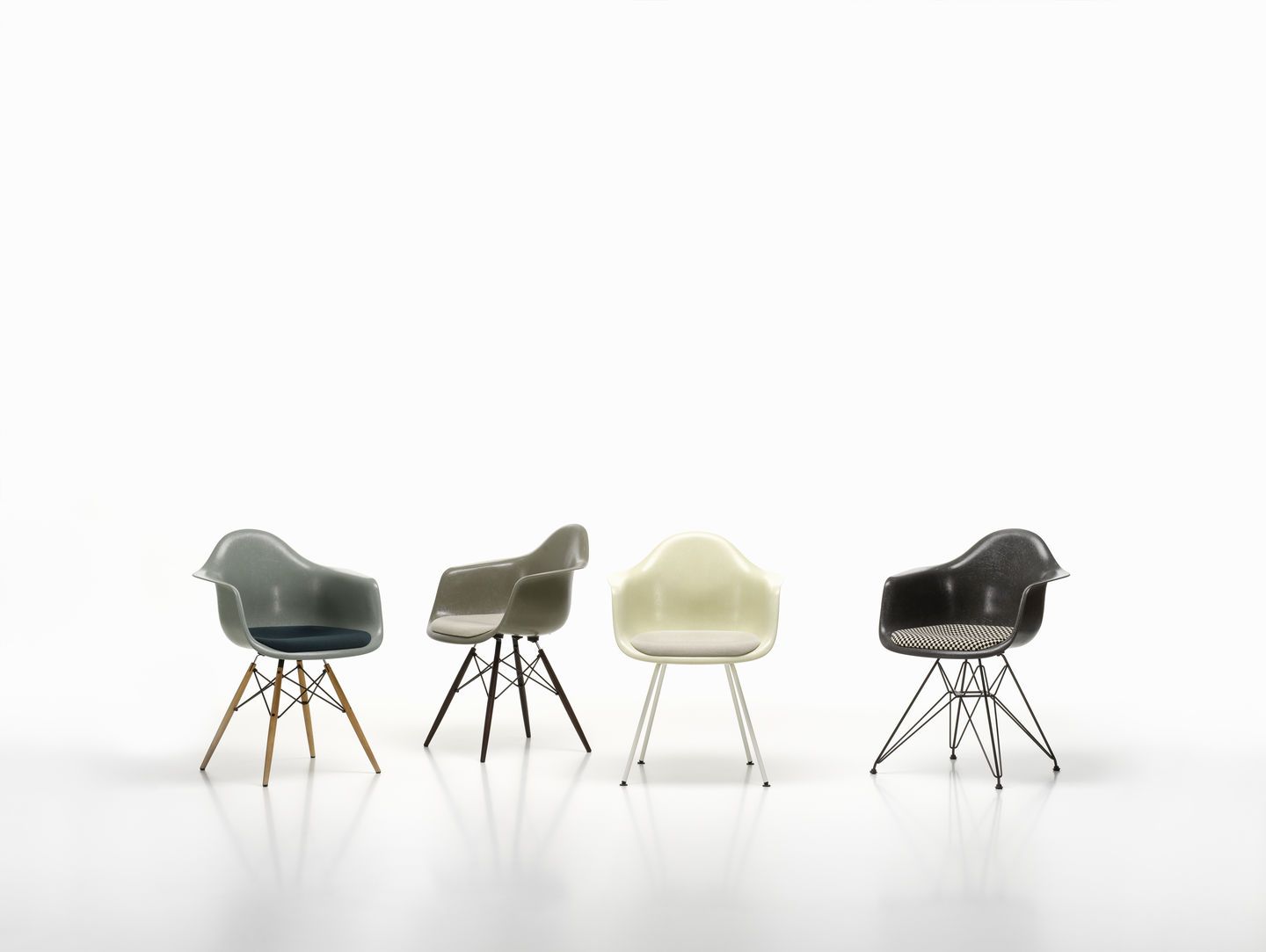 Eames Plastic Arm Chair DAX with seat cushion Vitra