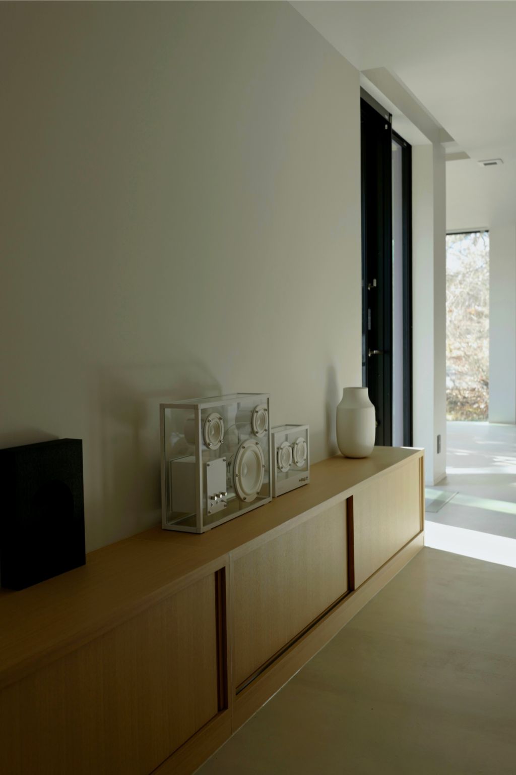 Transparent loudspeaker Transparent