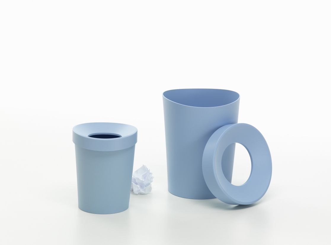 Happy Bin Papierkörbe von Vitra in Himmelblau: Kleiner und großer Abfalleimer für Papier.