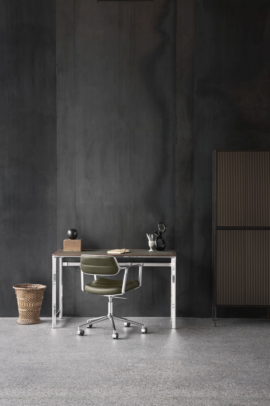 VIPP453 Swivel+ Chair with gliders black leather / polished aluminum frame Vipp VIPP453 Swivel+ Chair with gliders black leather / polished aluminum frame Vipp