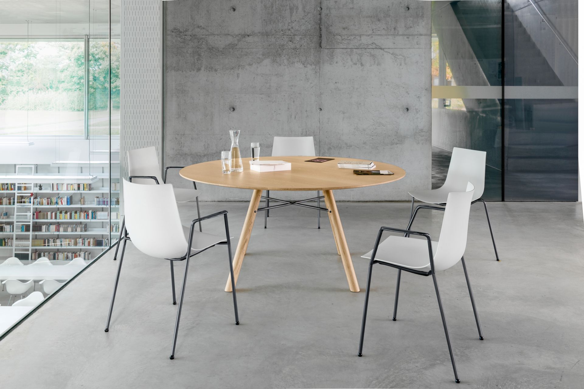 Akio Round table Girsberger