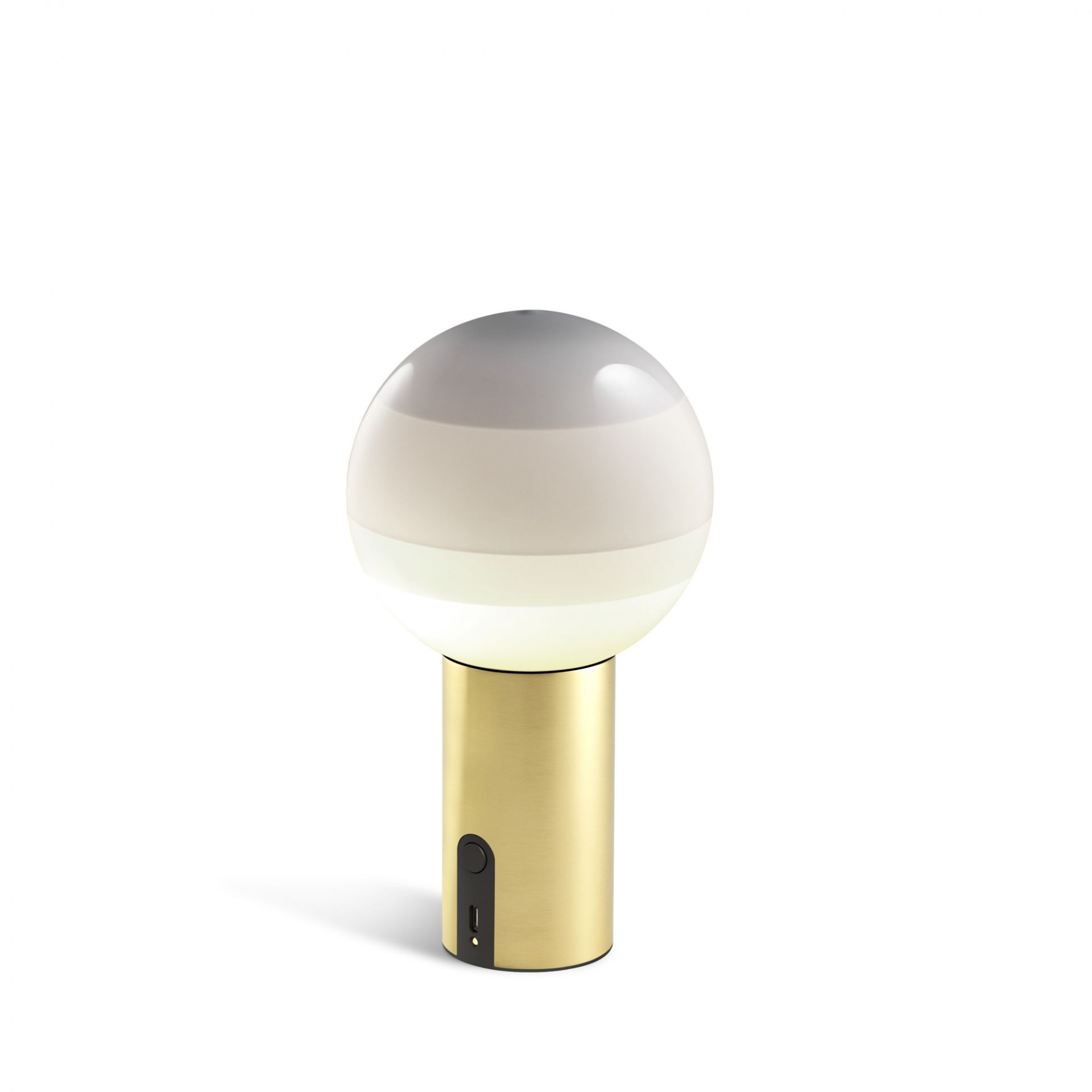Marset Dipping Light Portable Akkuleuchte in Perlweiß und Messing, moderne Tischleuchte für Innenräume.