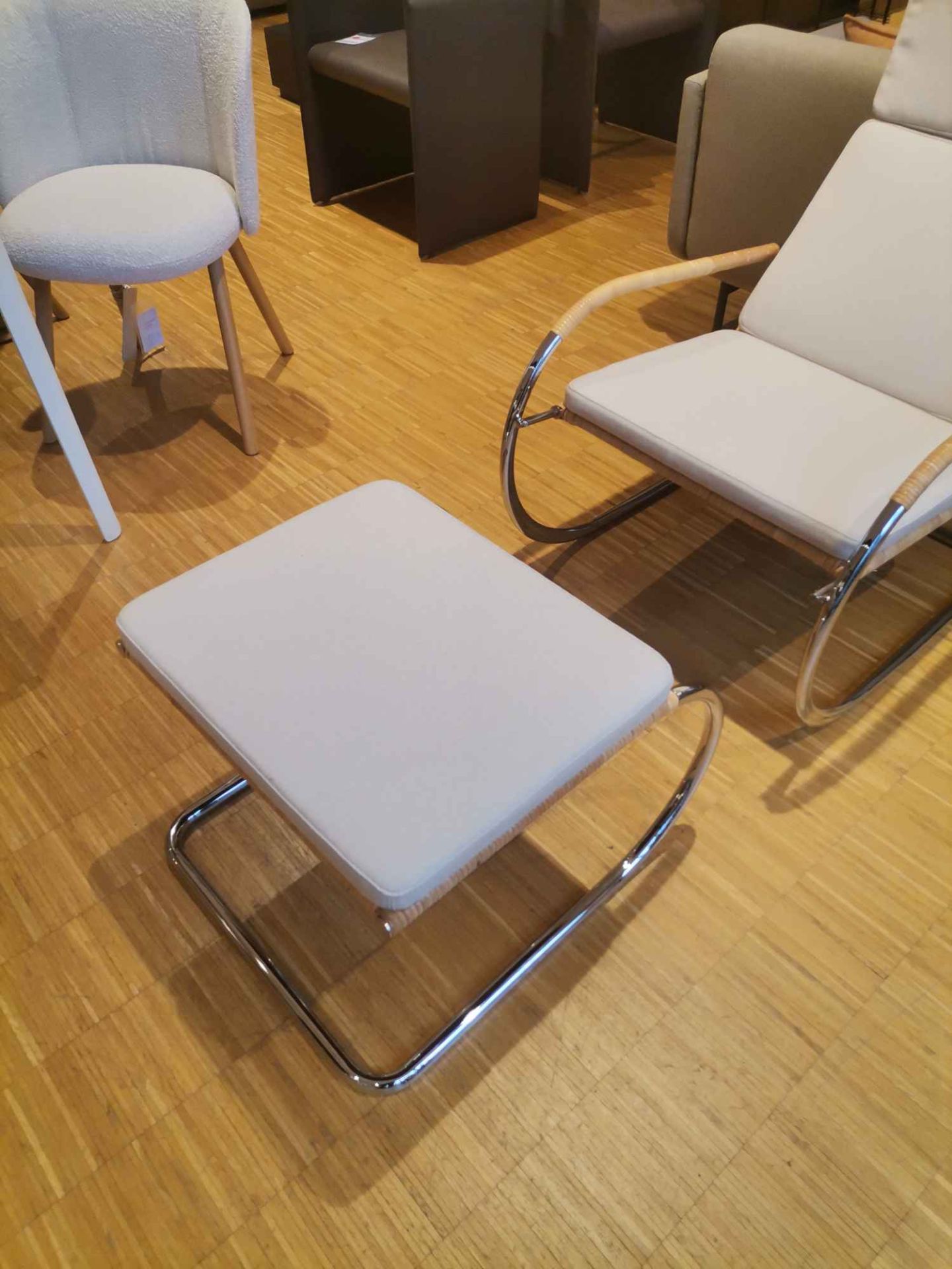 D35-1 Cantilever chair with stool NATURAL FABRIC / FABRIC II ARCO CALLA Tecta EXHIBITION PIECE