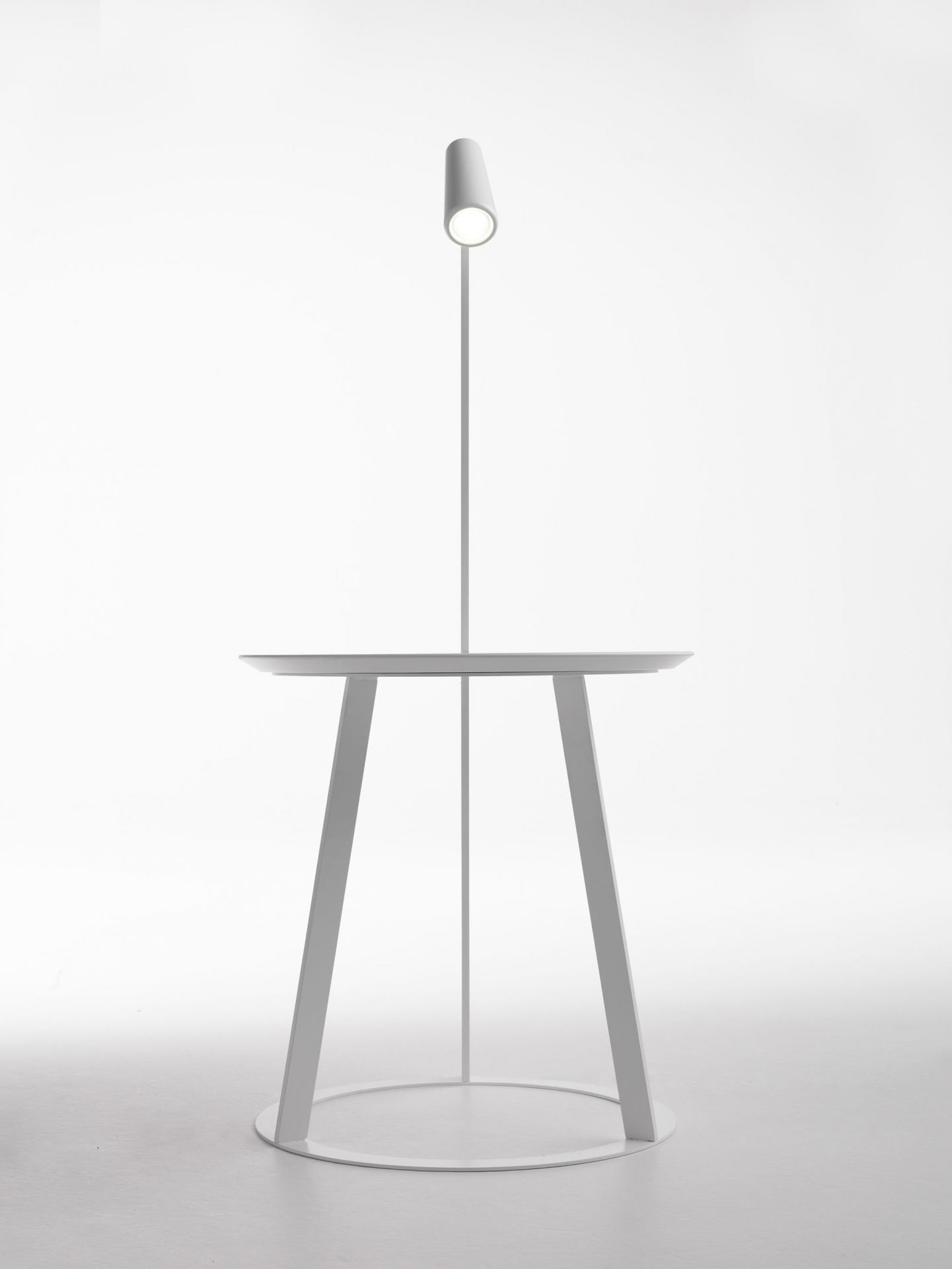 Weißer Albino Torcia Beistelltisch von Casamania Horm mit integrierter Lampe, modernes Design für Wohnzimmer und Schlafzimmer.