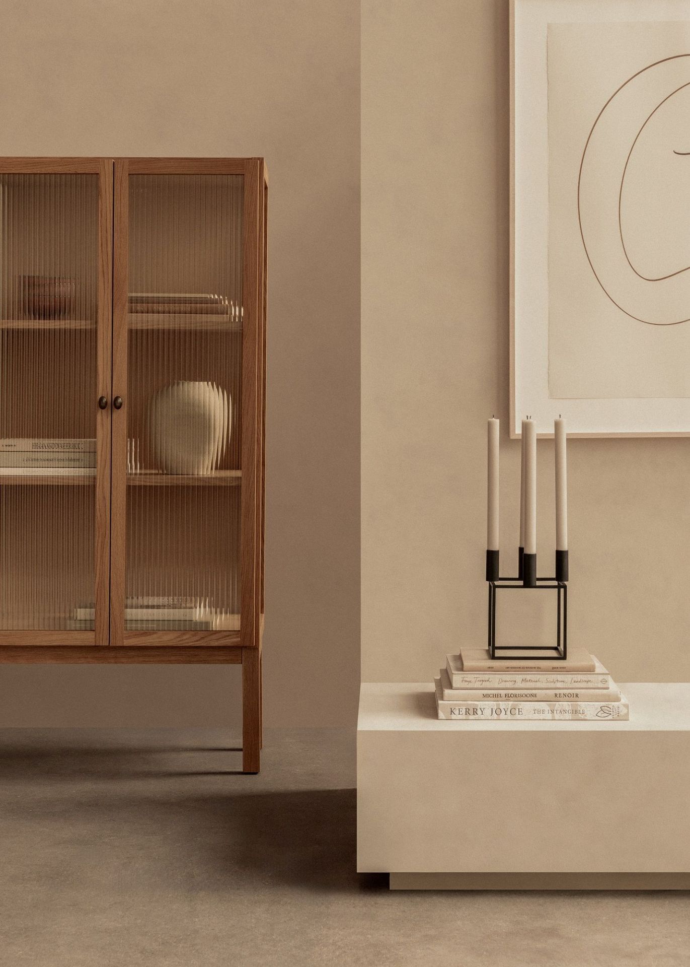 Audo Copenhagen Curiosity Cabinet Schrank aus Eiche mit geriffeltem Glas und Deko-Elementen.