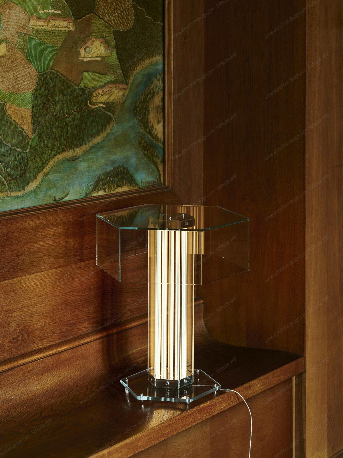 Superwire T Tischleuchte von Flos: Moderne Tischlampe mit goldenem Schaft und Glasablage.