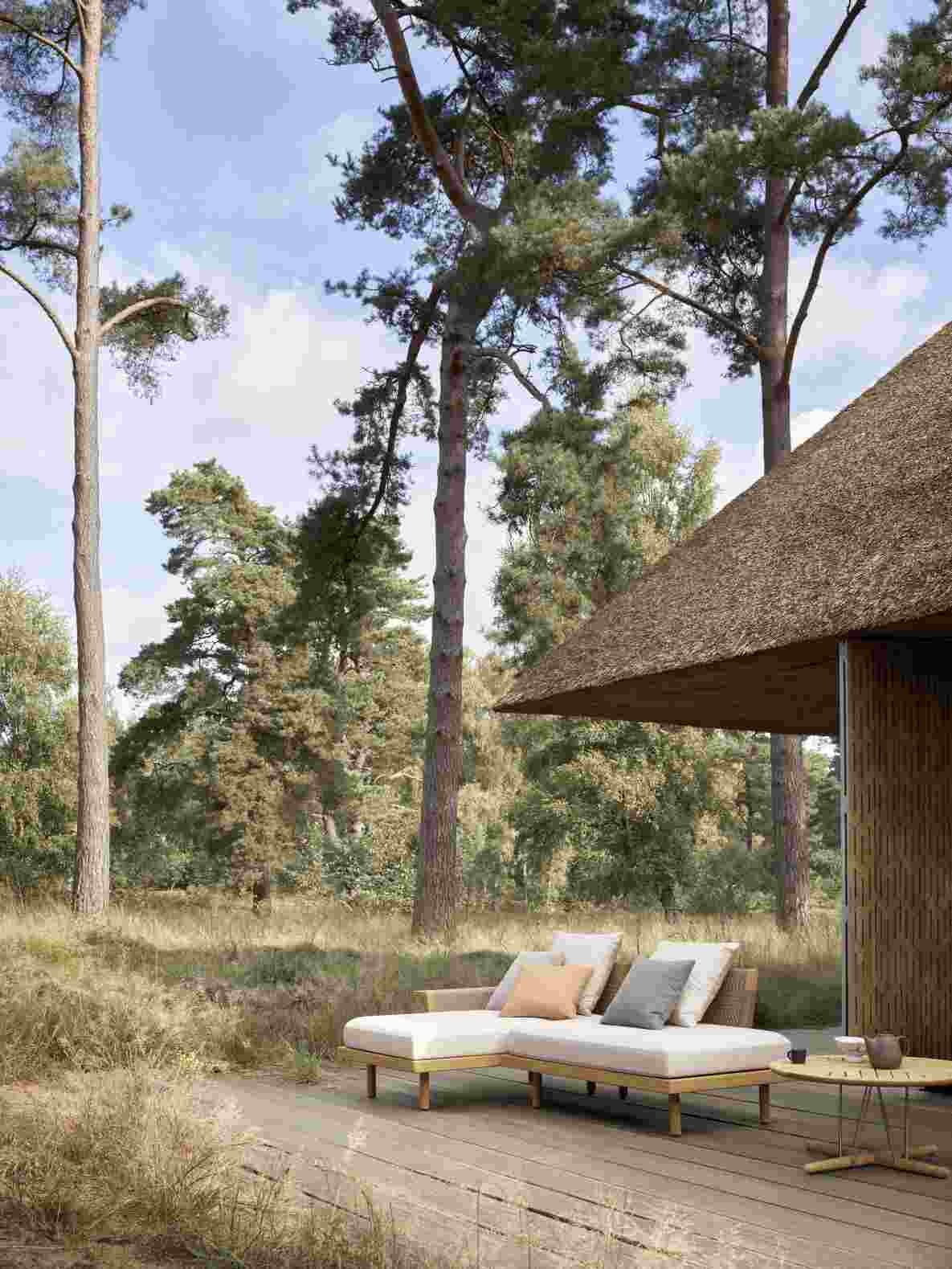E023 Embrace Lounge Table Outdoor Carl Hansen & Søn