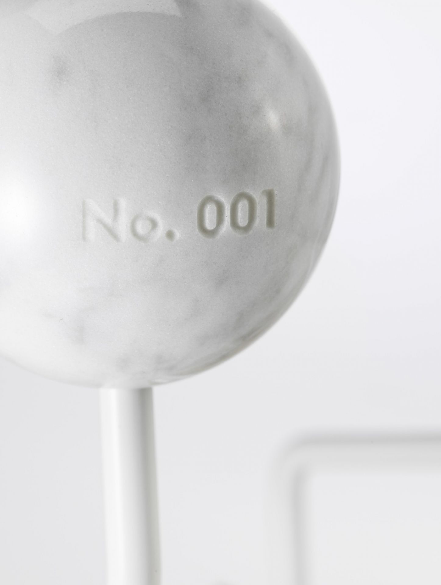 Detailaufnahme einer Marmorkugel der Eames Hang it all Garderobe Limited Edition, nummeriert mit "No. 001".