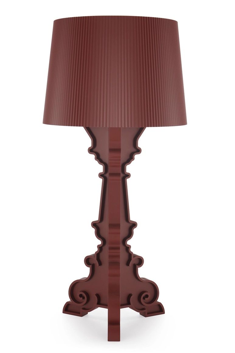 Bourgie Tischleuchte von Kartell in mattem Rot: Moderne Designleuchte mit plissiertem Lampenschirm und dekorativem Fuß.