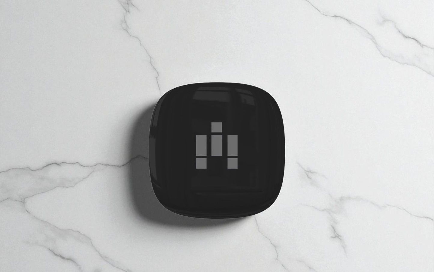 Schwarzes Wifi Modul mit transparentem Gehäuse auf Marmor-Hintergrund, Nahaufnahme für drahtlose Netzwerkverbindungen.