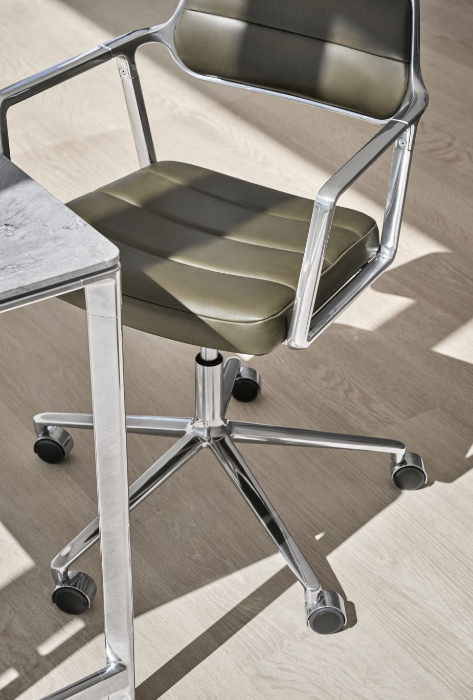 VIPP453 Swivel+ Chair with gliders black leather / polished aluminum frame Vipp VIPP453 Swivel+ Chair with gliders black leather / polished aluminum frame Vipp