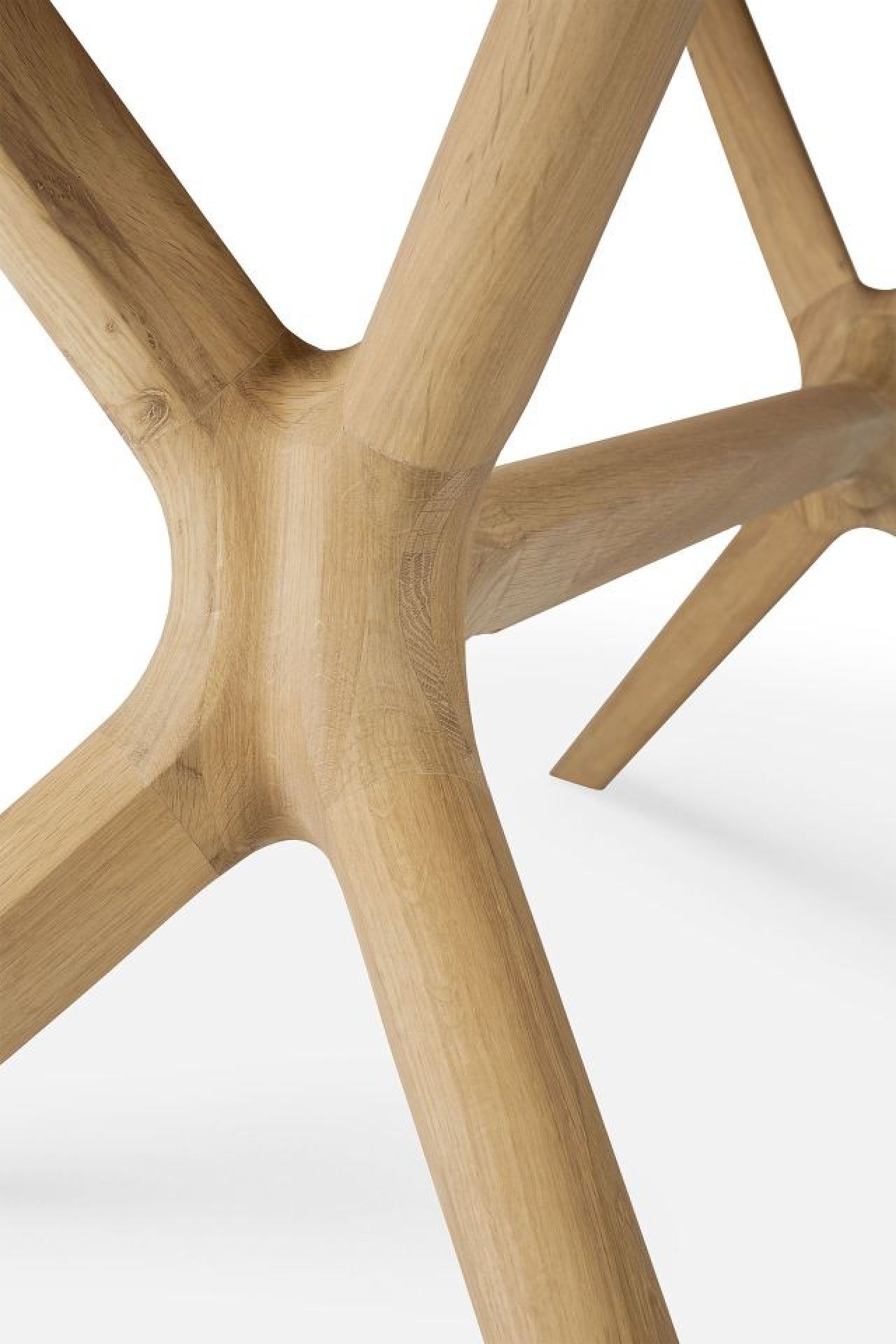 Detailaufnahme des X Tisch Eiche Ethnicraft Untergestells, modernes Design mit natürlicher Holzstruktur.