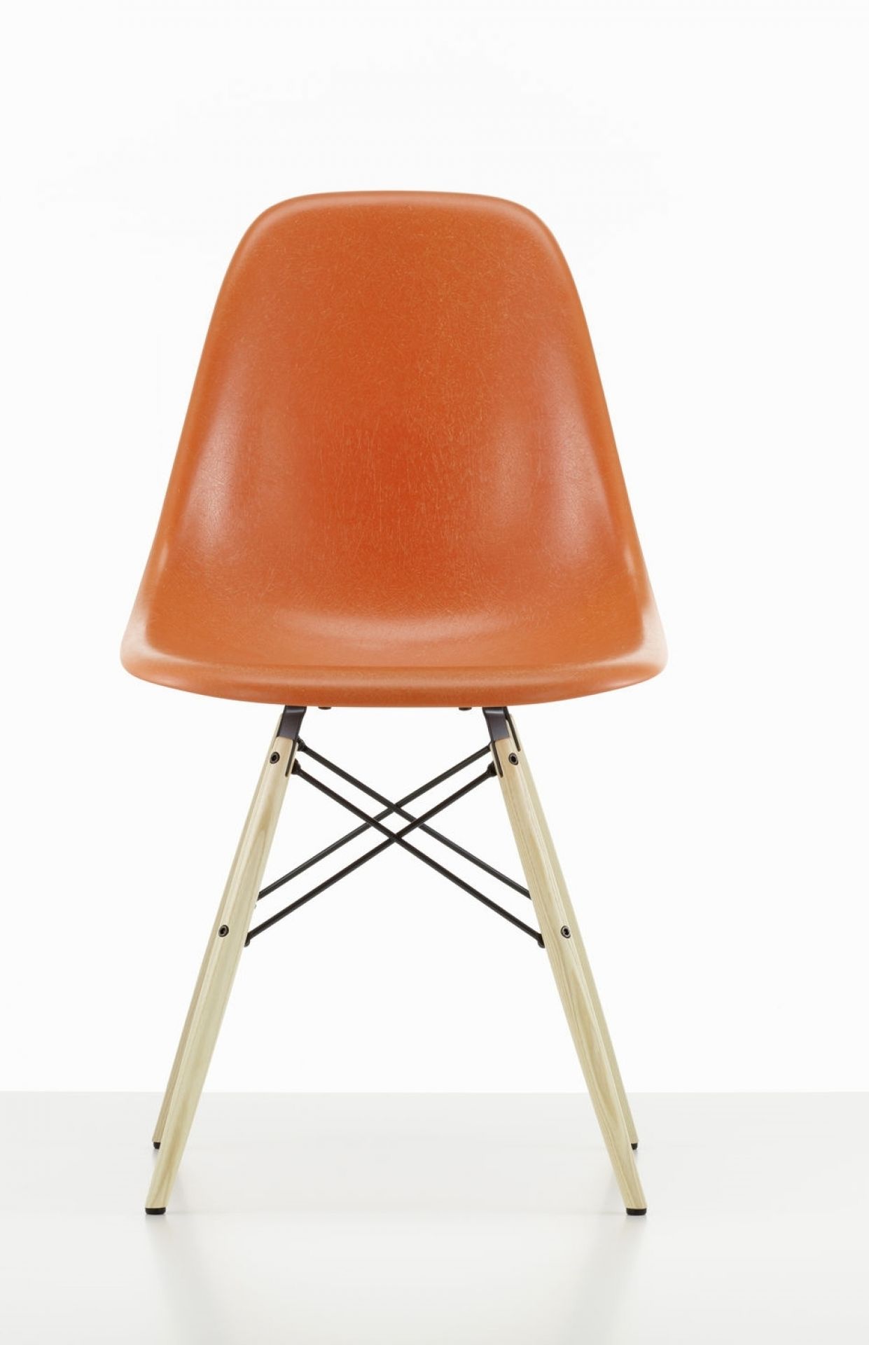 Eames Fiberglass Chair DSW Chair Vitra Colours 2019 Ash honey - Navy blue