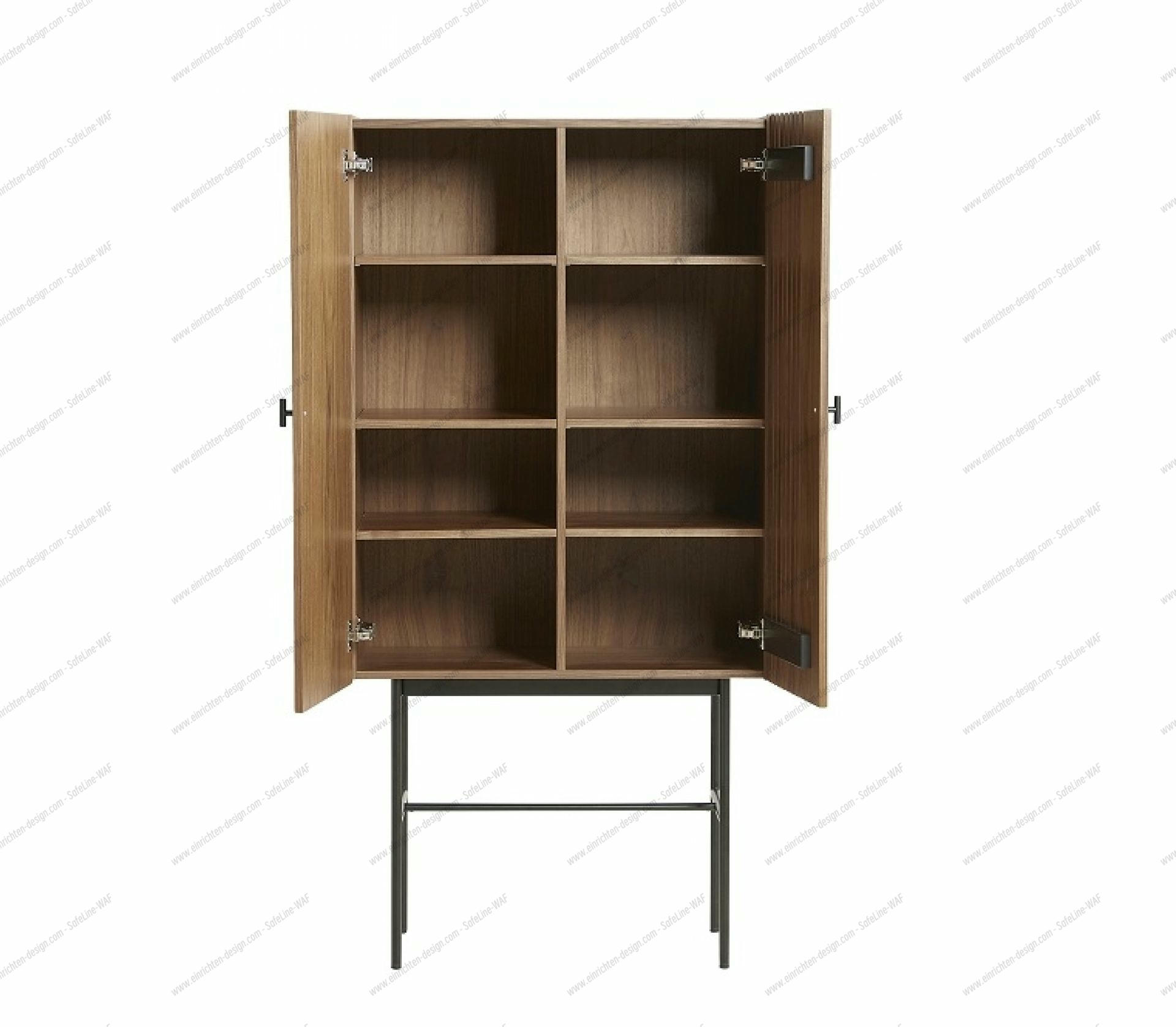 Array Highboard von Woud in Walnuss mit offenen Türen und Regalfächern auf schwarzem Metallgestell.