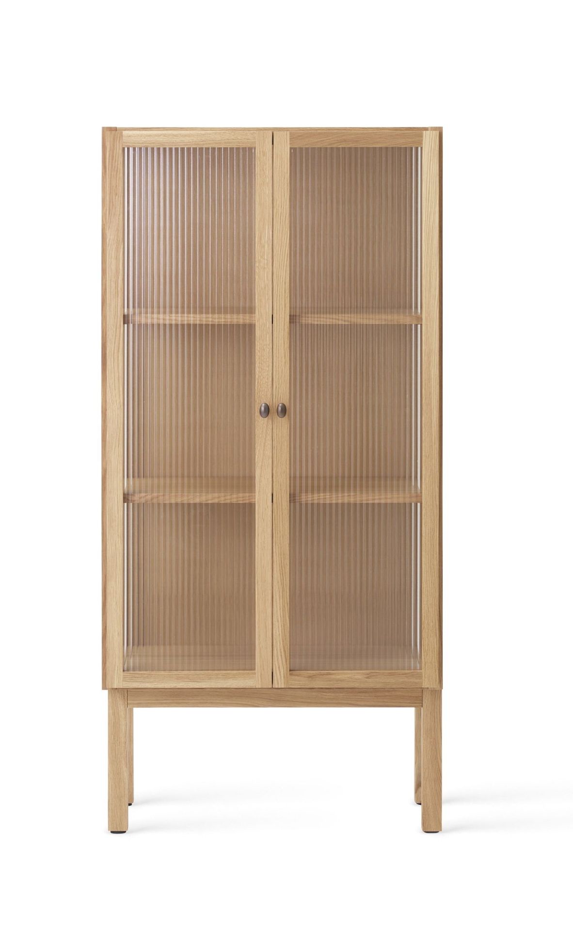Audo Copenhagen Curiosity Schrank aus Eichenholz mit geriffeltem Glas und zwei Türen.