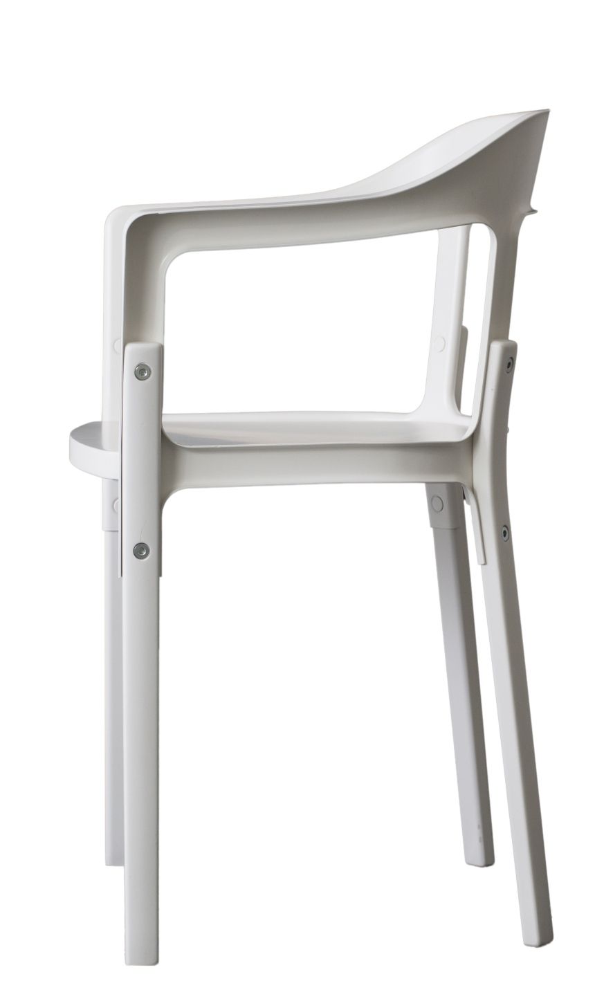 Detailaufnahme des weißen Magis Steelwood Chair Stuhls mit Armlehne, moderner Designstuhl für Esszimmer und Wohnbereich.