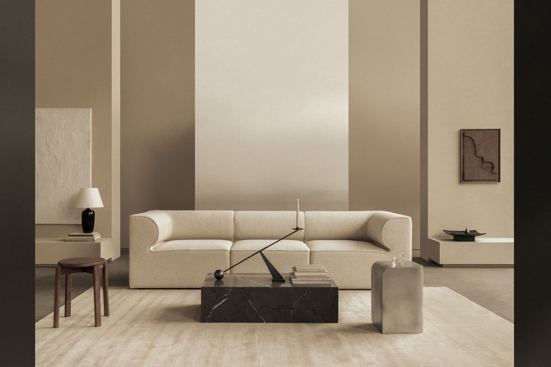 Audo Copenhagen Volume Side Table Beistelltisch in minimalistischem Wohnzimmer mit Sofa und Dekoration.