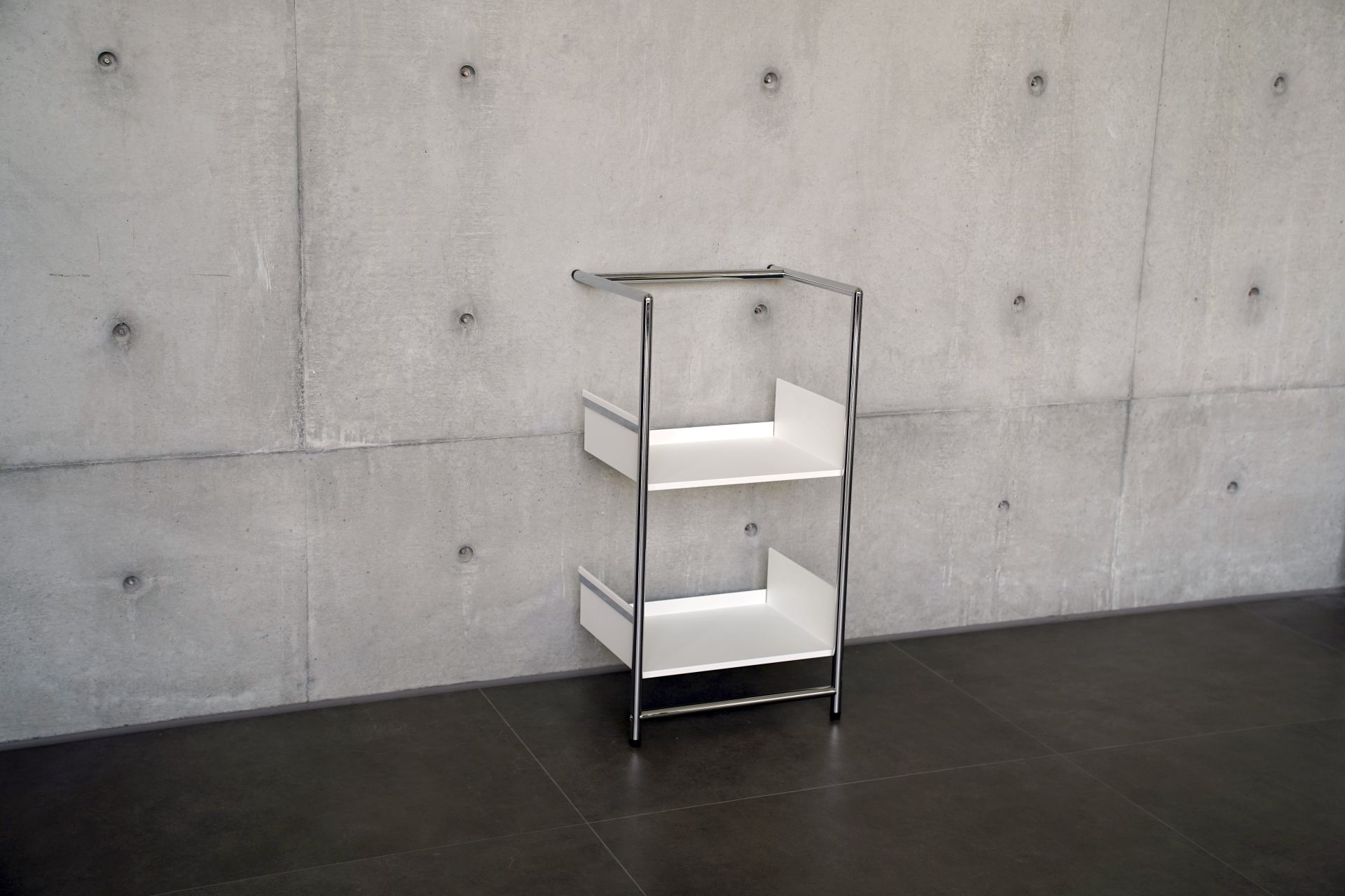 Pool 82 S Leaning shelf / Shoe rack Mox