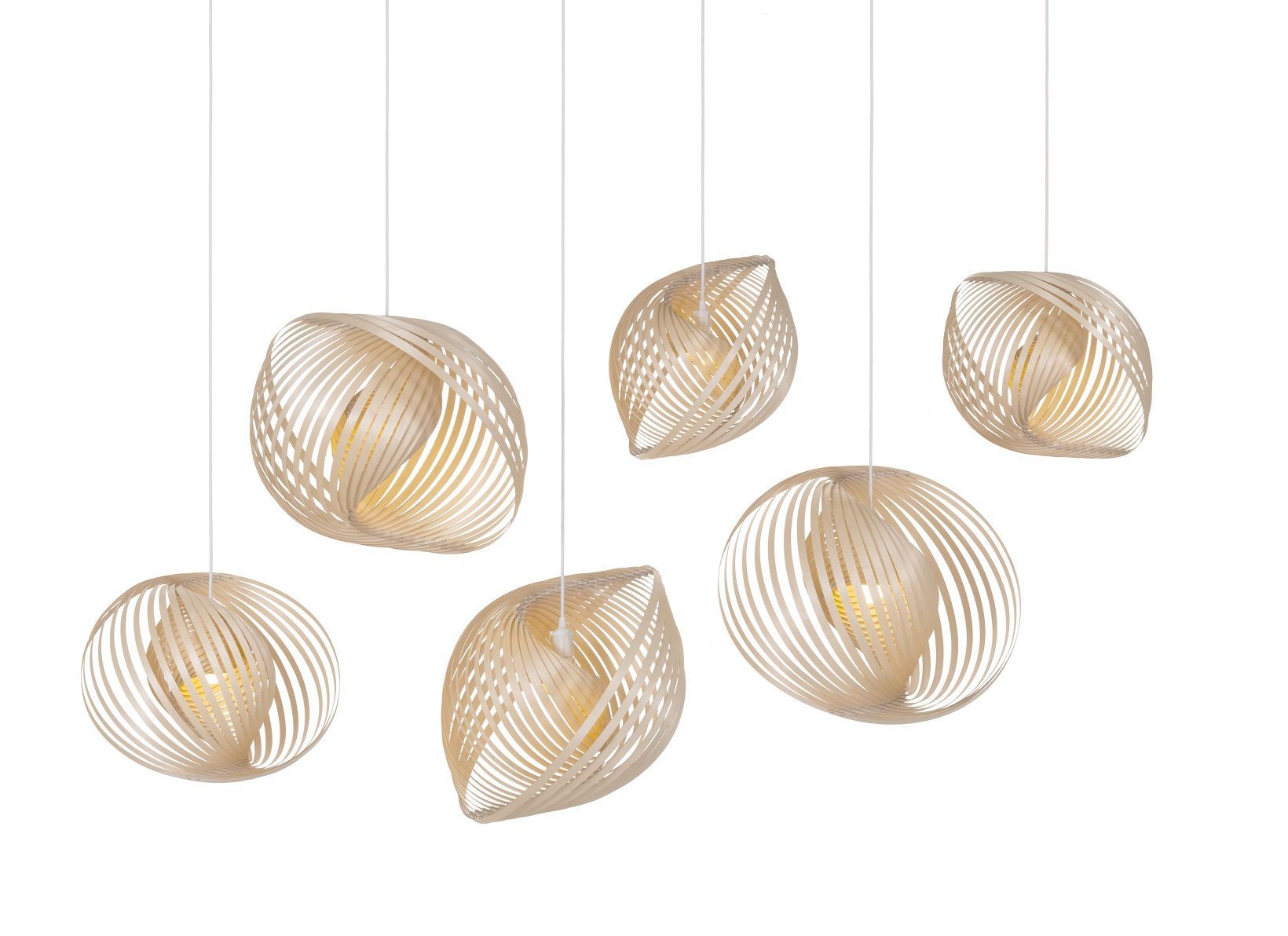 Mehrere Adilo Pendelleuchten von Secto Design aus hellem Holz, hängen an weißen Kabeln.