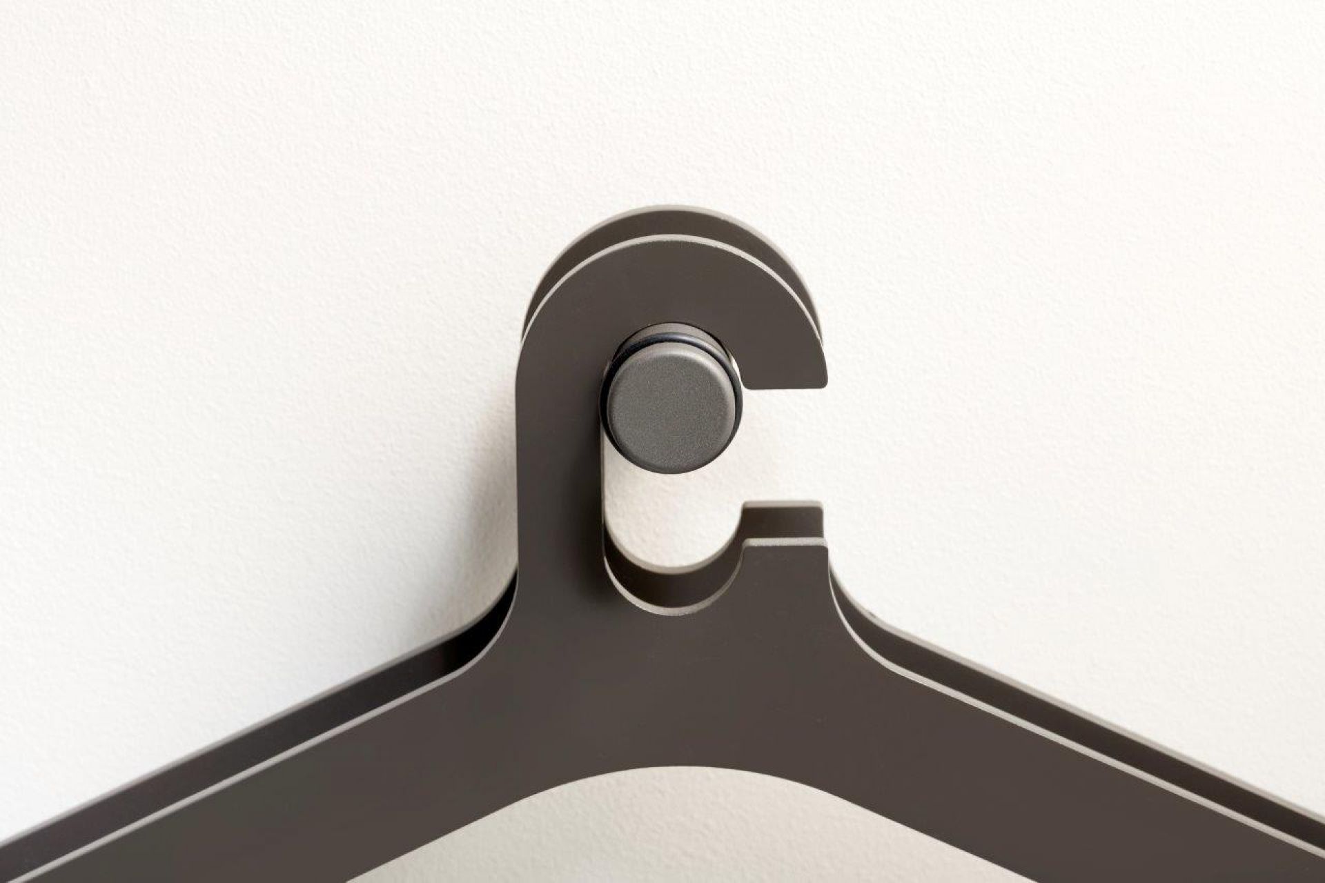 Pole coat hanger Cascando