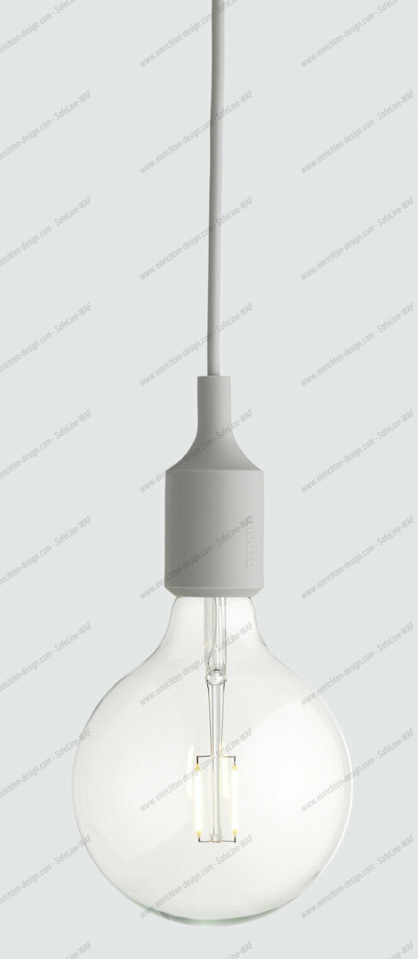 Nahaufnahme der hellgrauen Muuto E27 Socket Pendelleuchte mit Glühbirne und Kabel.