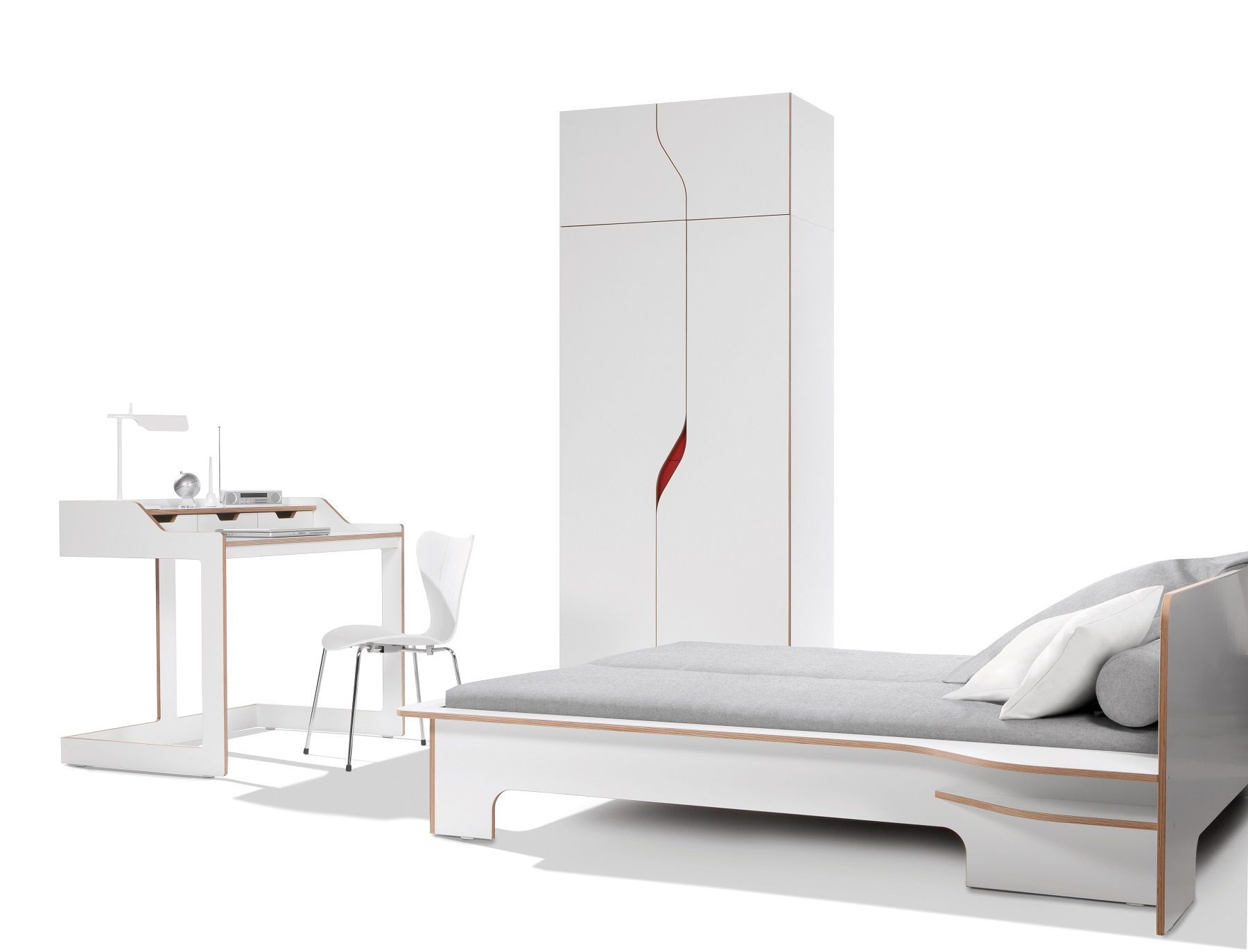 Plane Doppelbett von Müller Möbelwerkstätten mit Schreibtisch und Kleiderschrank in weiß.