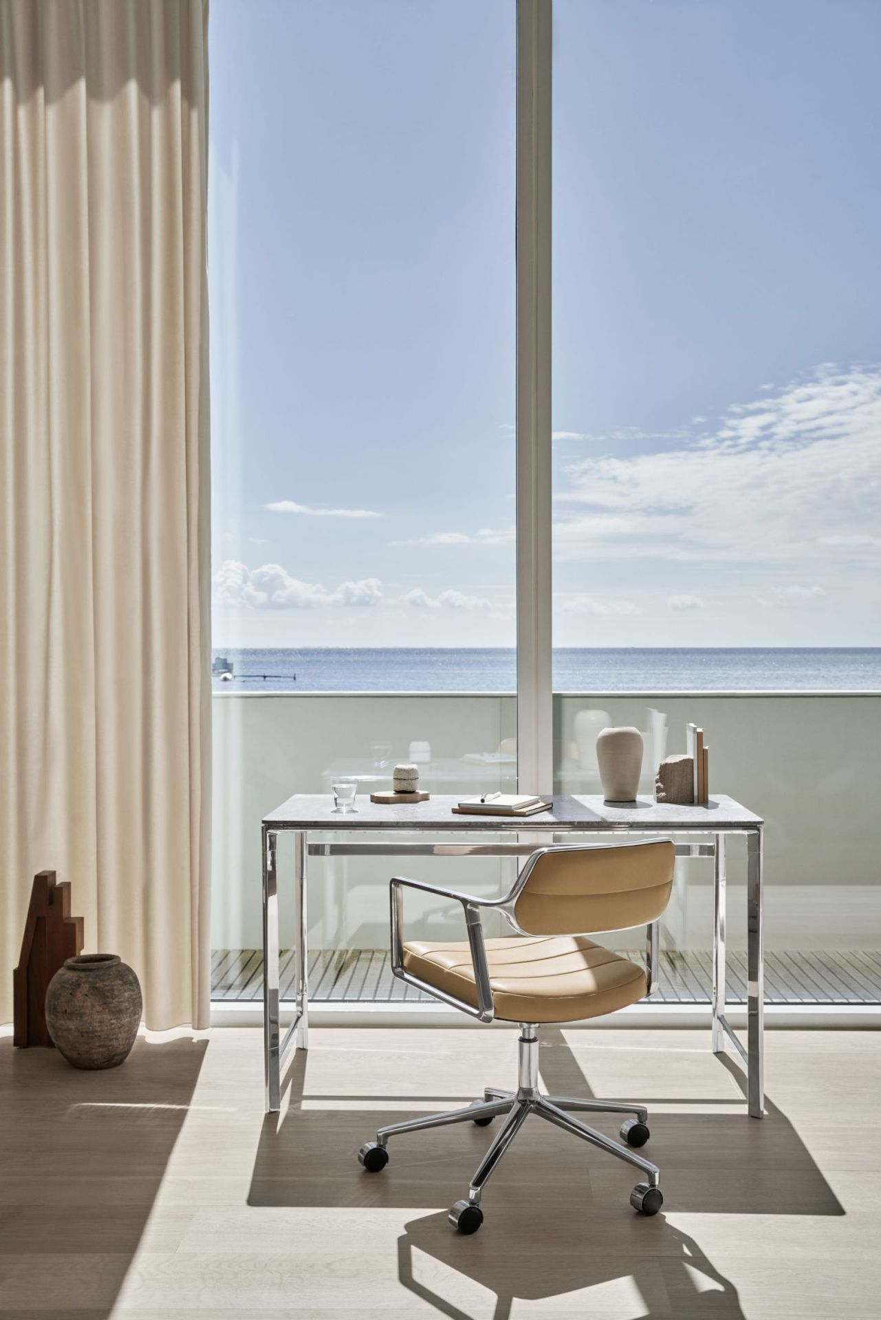 VIPP453 Swivel+ Chair with gliders black leather / polished aluminum frame Vipp VIPP453 Swivel+ Chair with gliders black leather / polished aluminum frame Vipp