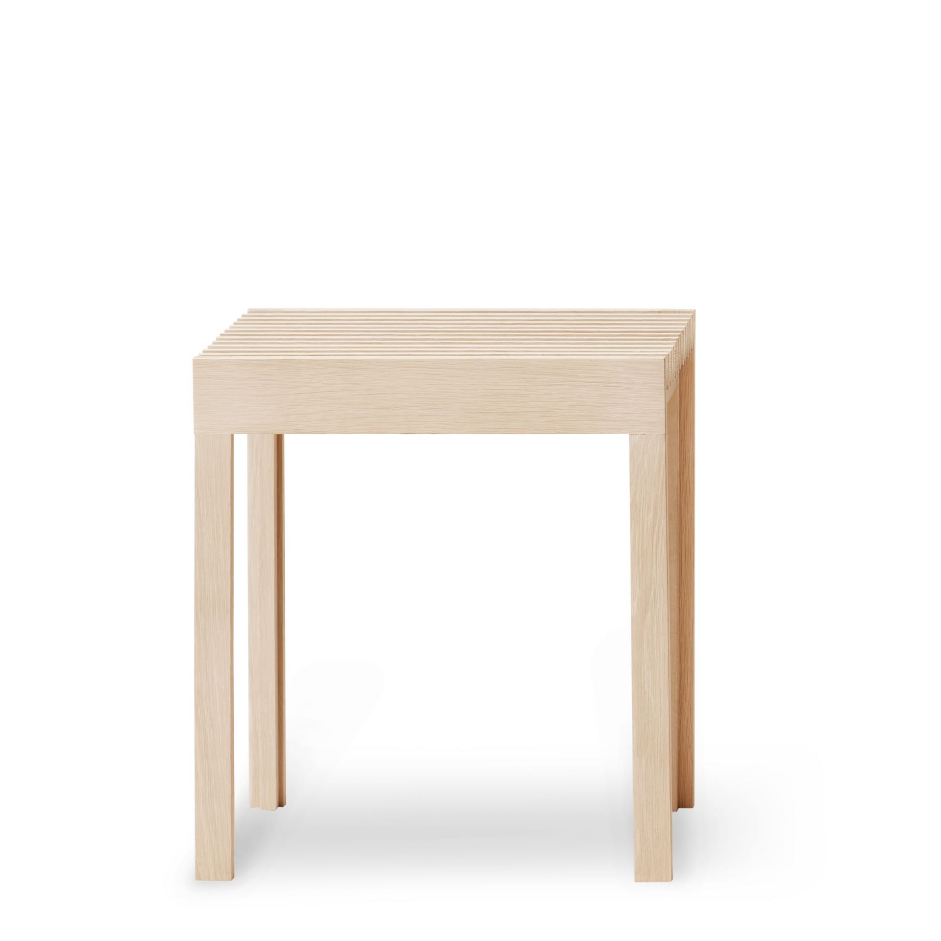 Form & Refine Hocker aus Eiche, weiß geölt, minimalistisches Design für Wohnzimmer und Esszimmer.