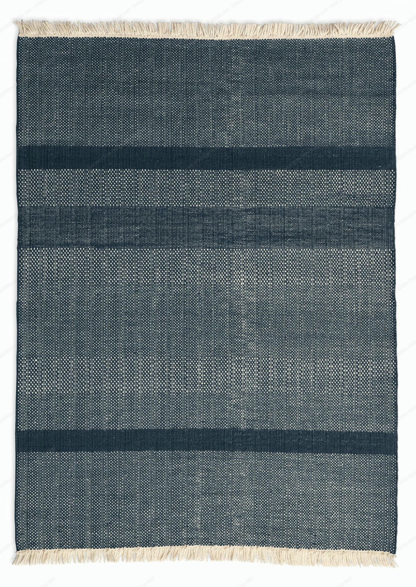 Blauer Tres Texture Teppich von Nanimarquina, 200x300 cm, mit Fransen und horizontalen Streifen.