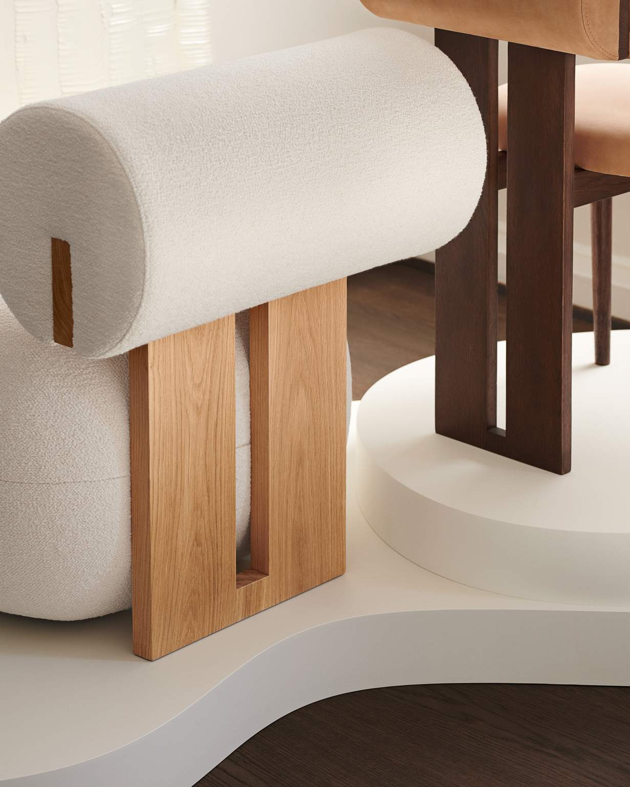 Detailaufnahme des NORR11 Hippo Lounge Sessels mit hellem Bouclé-Bezug und Holzgestell auf Podest.