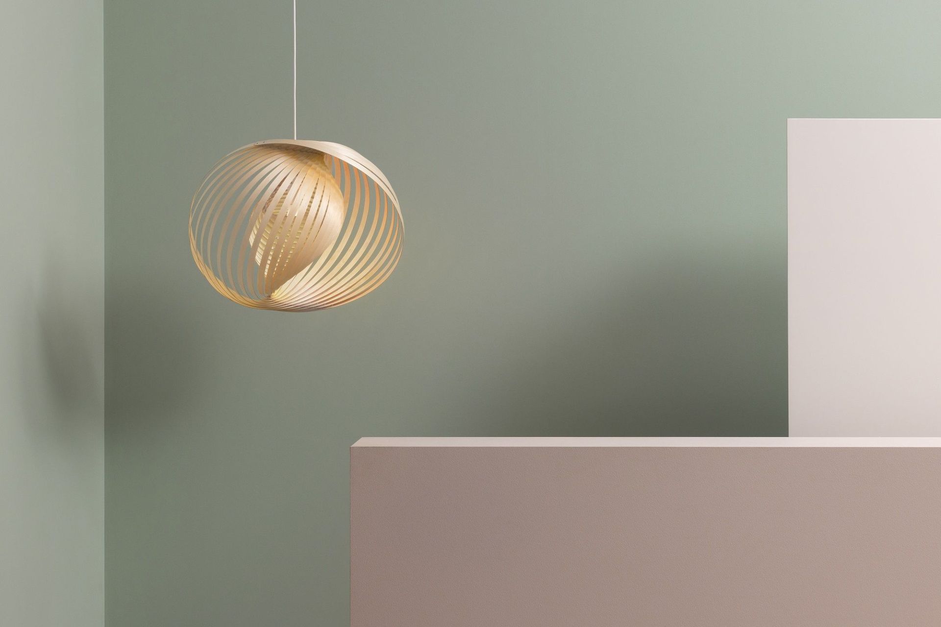 Adilo Pendelleuchte von Secto Design aus Holz, moderne Hängelampe für stilvolle Innenbeleuchtung.
