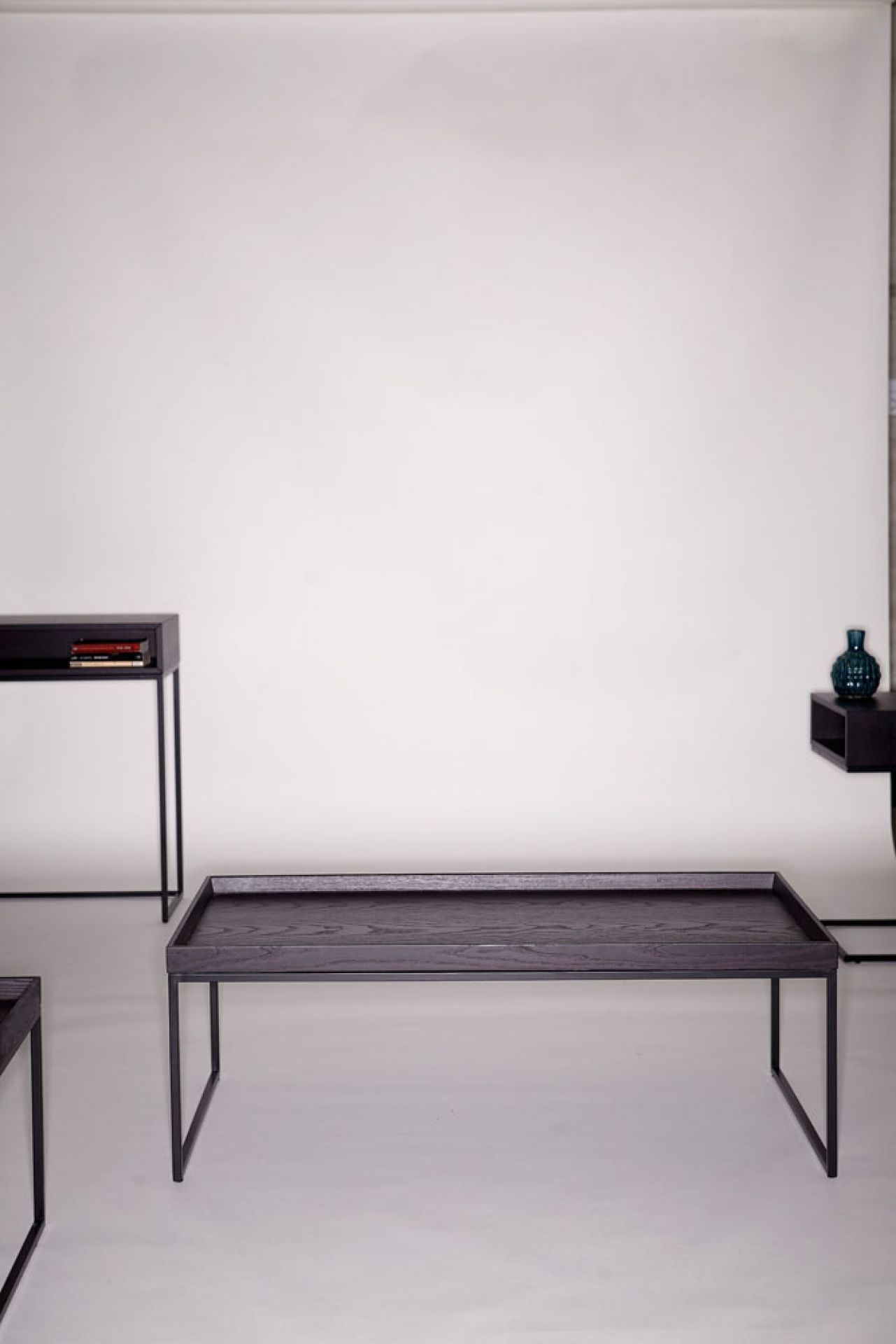 Pizzo Couchtisch von Jan Kurtz aus Esche mit schwarzem Metallgestell. Moderner Wohnzimmertisch.