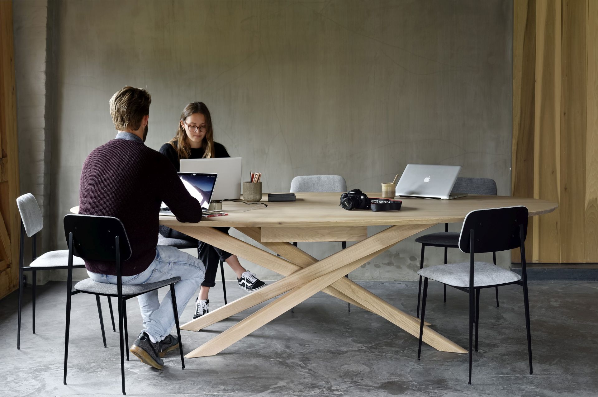 Mikado Meetingtisch aus Eiche von Ethnicraft mit Personen und Laptops im modernen Büro.