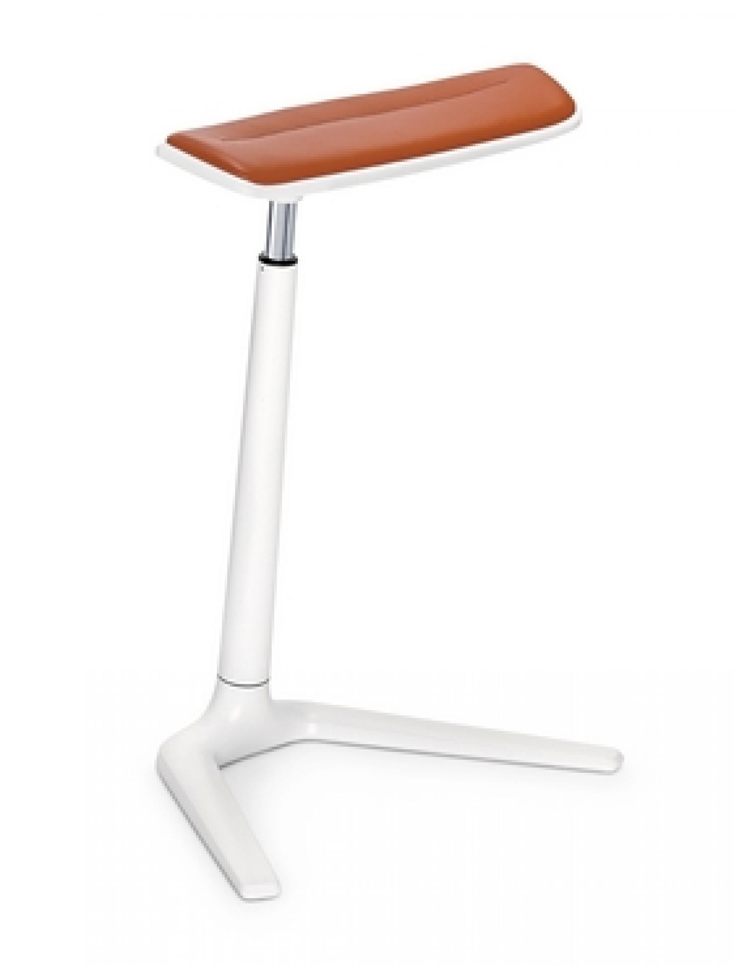 Kinetic Stehhilfe von Interstuhl: Ergonomischer Stehstuhl mit braunem Sitzpolster und weißem Gestell. Ideal für dynamisches Stehen.