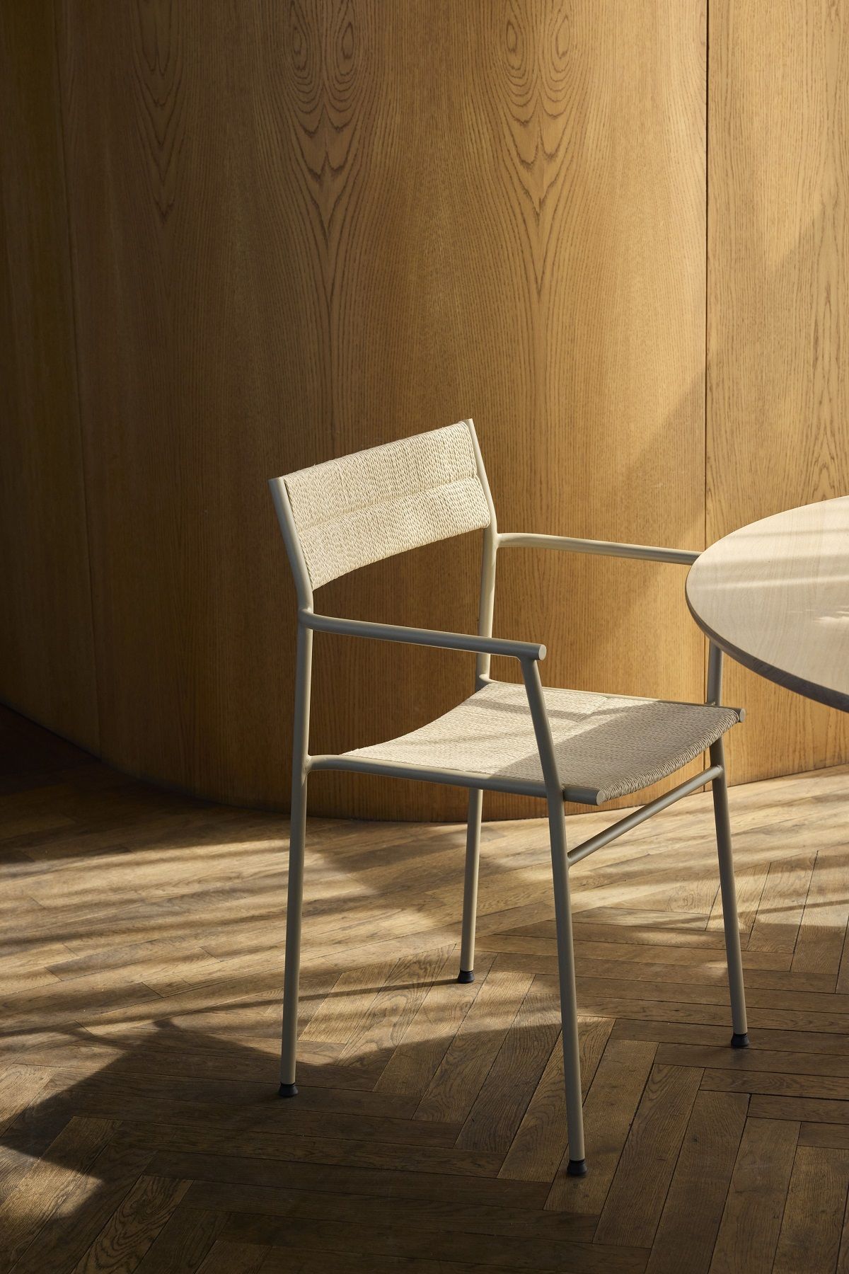 Vev Dining Chair Armlehnenstuhl von Northern, moderner Stuhl mit Armlehnen und geflochtener Sitzfläche.