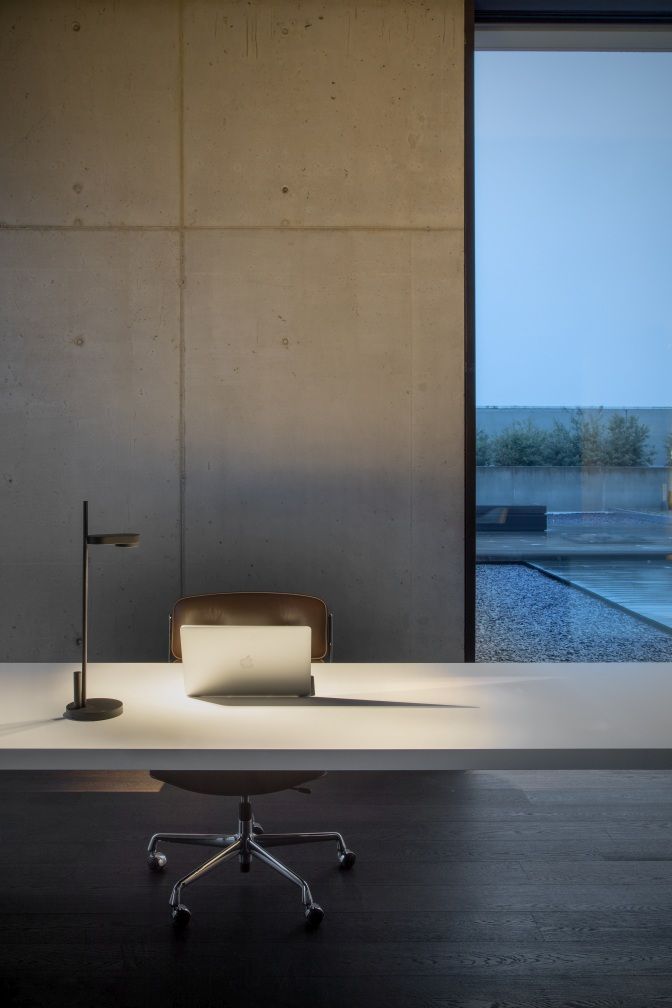Kido Desk table lamp round base Belux