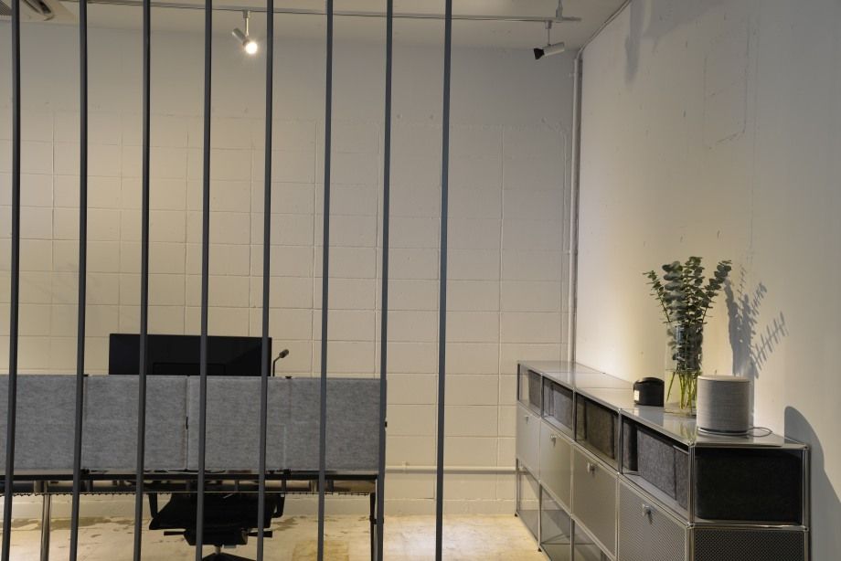 USM Haller Privacy Panels im Büro: Raumteiler aus Metall und Filz für mehr Privatsphäre.