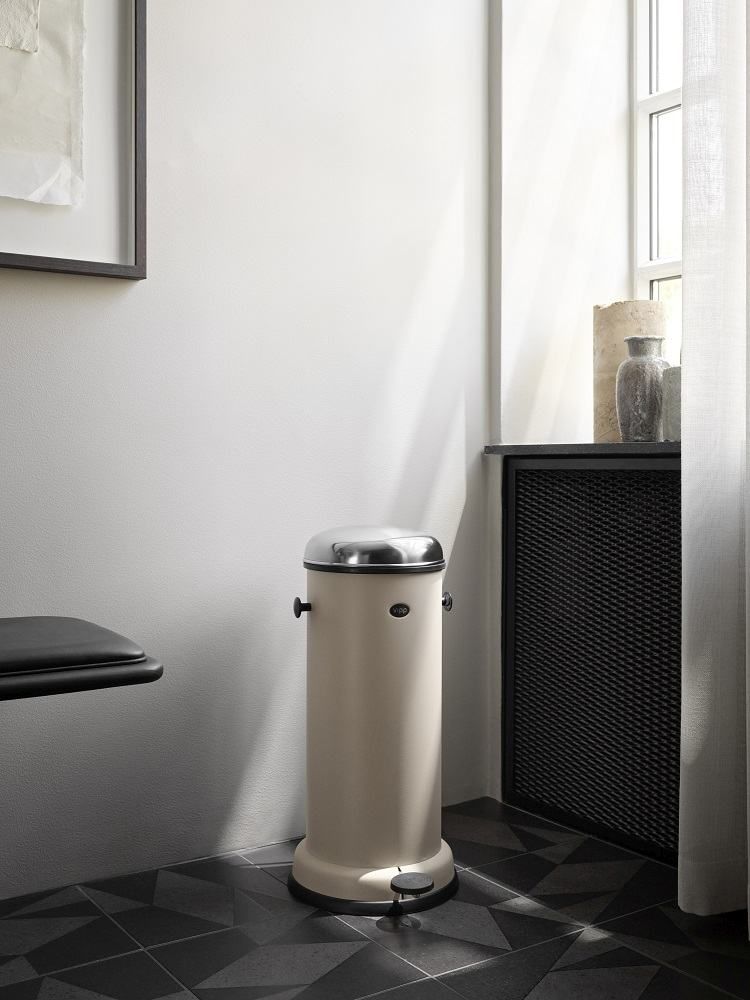 Beiger Vipp Treteimer 30L im Badezimmer, Edelstahl-Deckel, minimalistisches Design, hochwertige Badaccessoires und Mülleimer.
