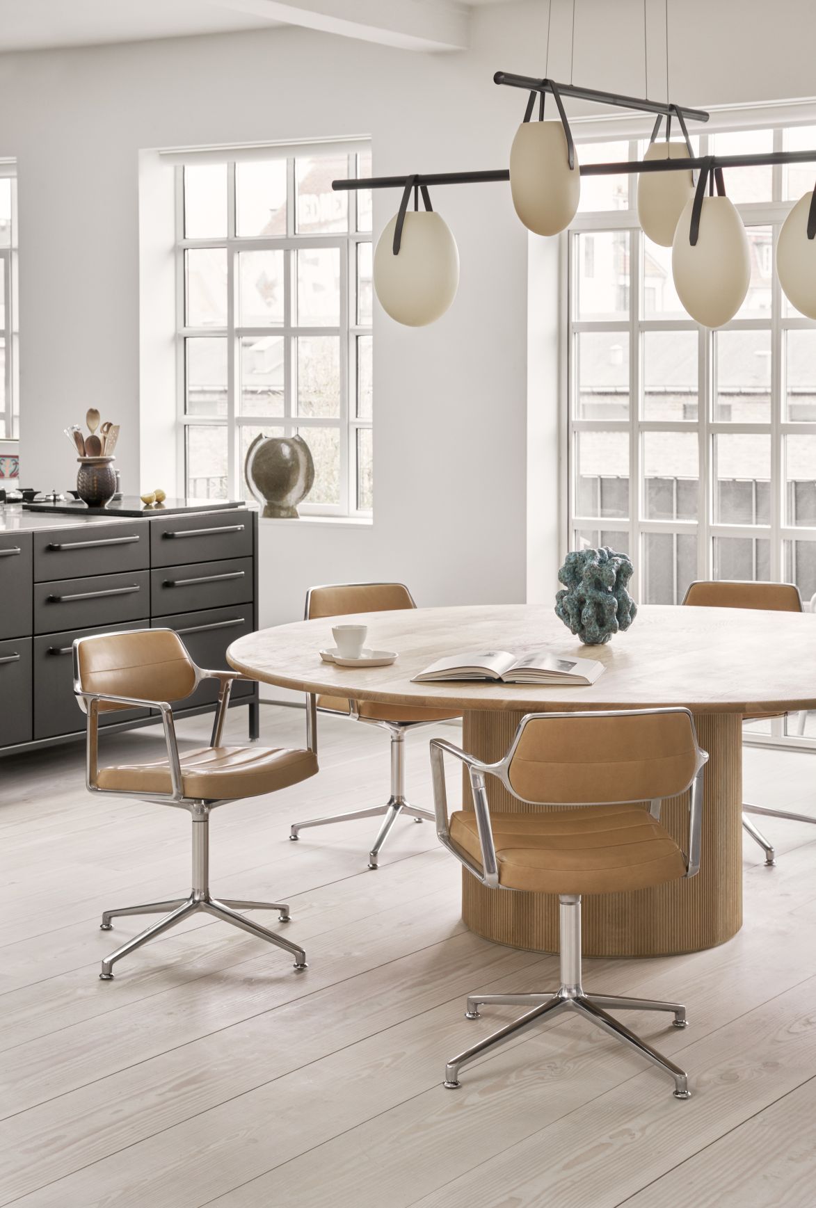 Vipp 453 / Vipp453 Swivel Chair DARK SAND TEXTILE / POLISHED ALUMINUM FRAME WITH CASTERS Vipp SINGLE PIECES