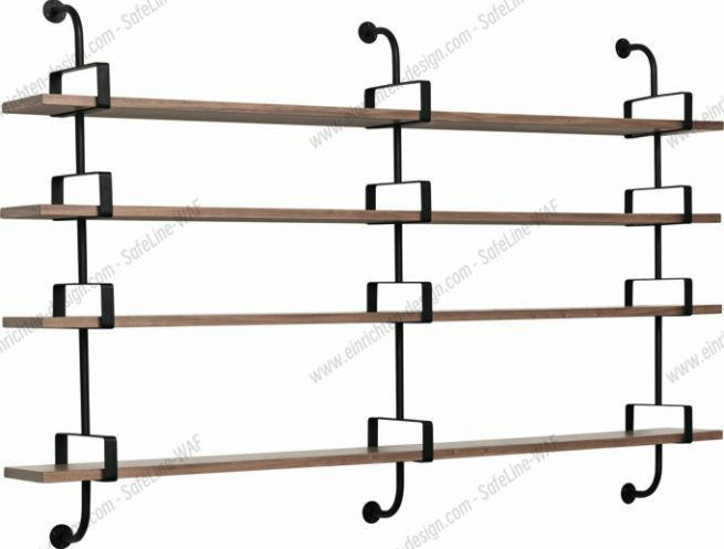 Gubi Démon Regal mit vier Holzablagen und schwarzer Metallhalterung für Wandmontage.