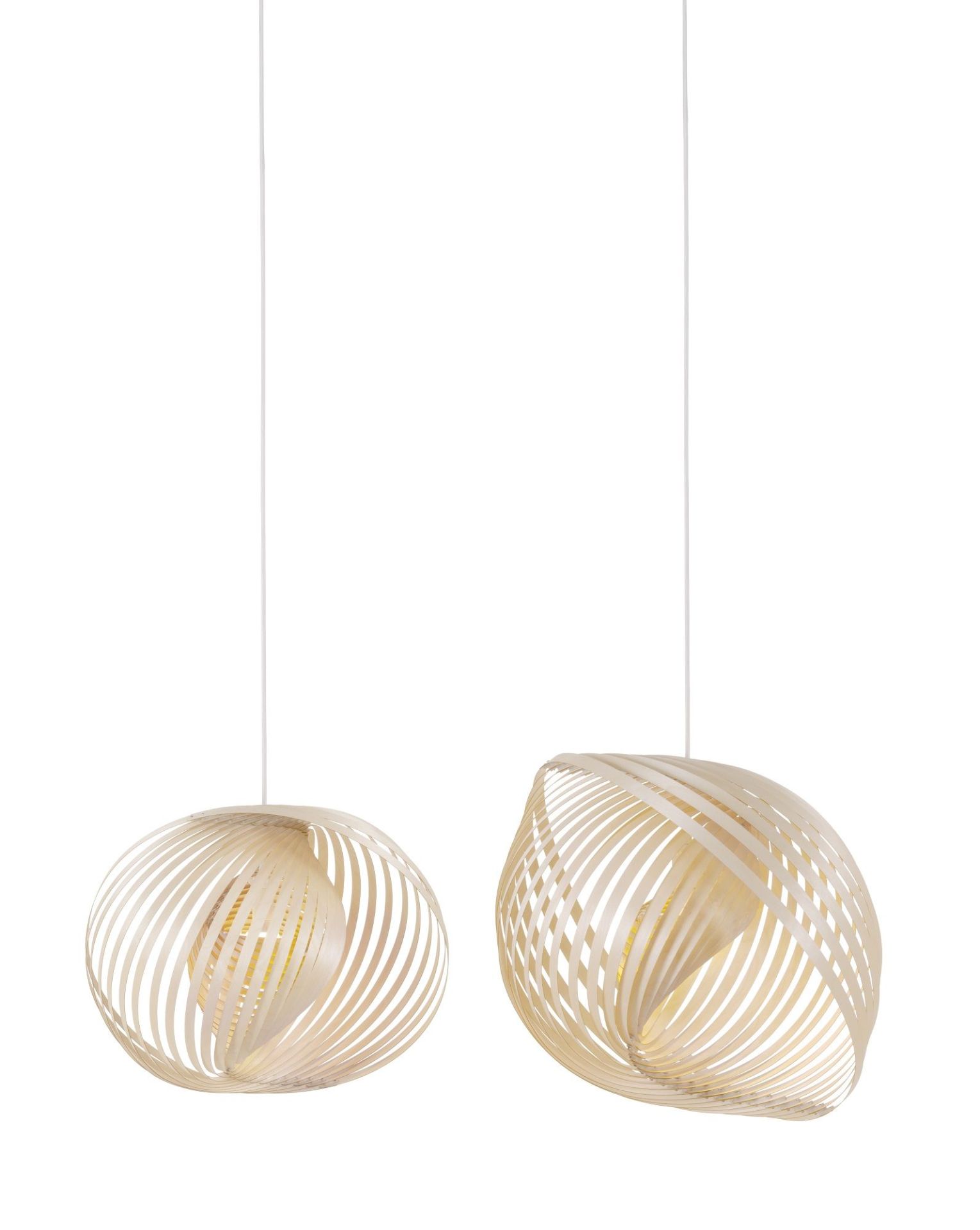 Zwei Adilo Pendelleuchten von Secto Design aus hellem Holz, moderne Hängeleuchten für Wohnräume.