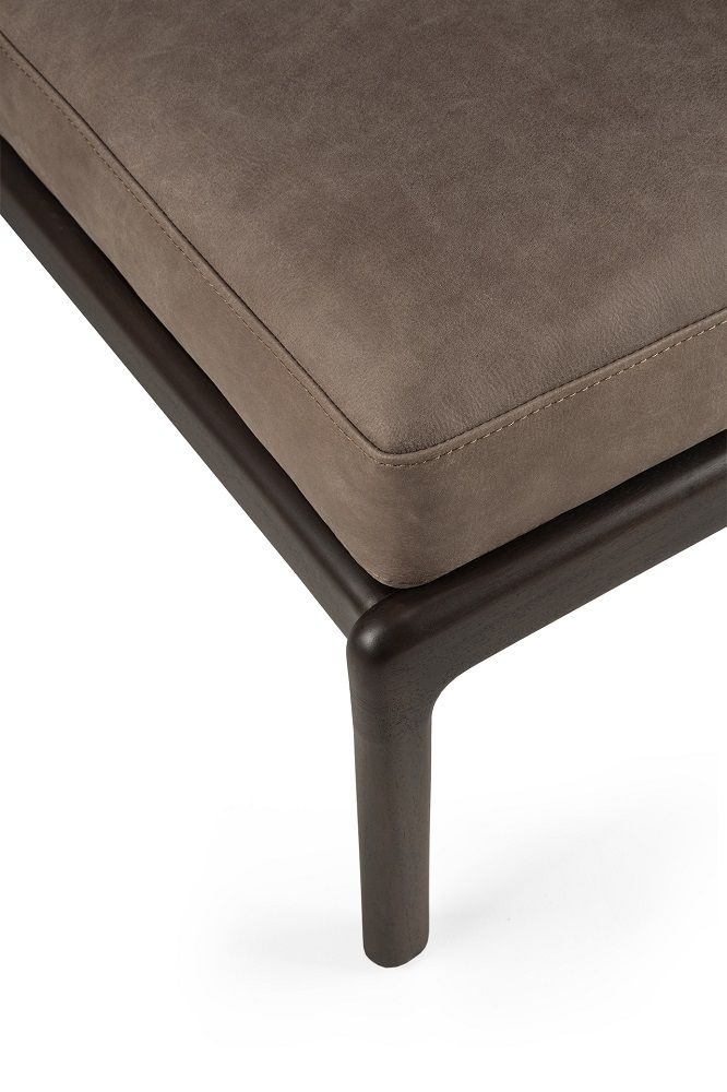 Detailaufnahme: Dunkelbrauner Jack Fußhocker mit Terra Nubuck Bezug und Mahagoni Holzrahmen.