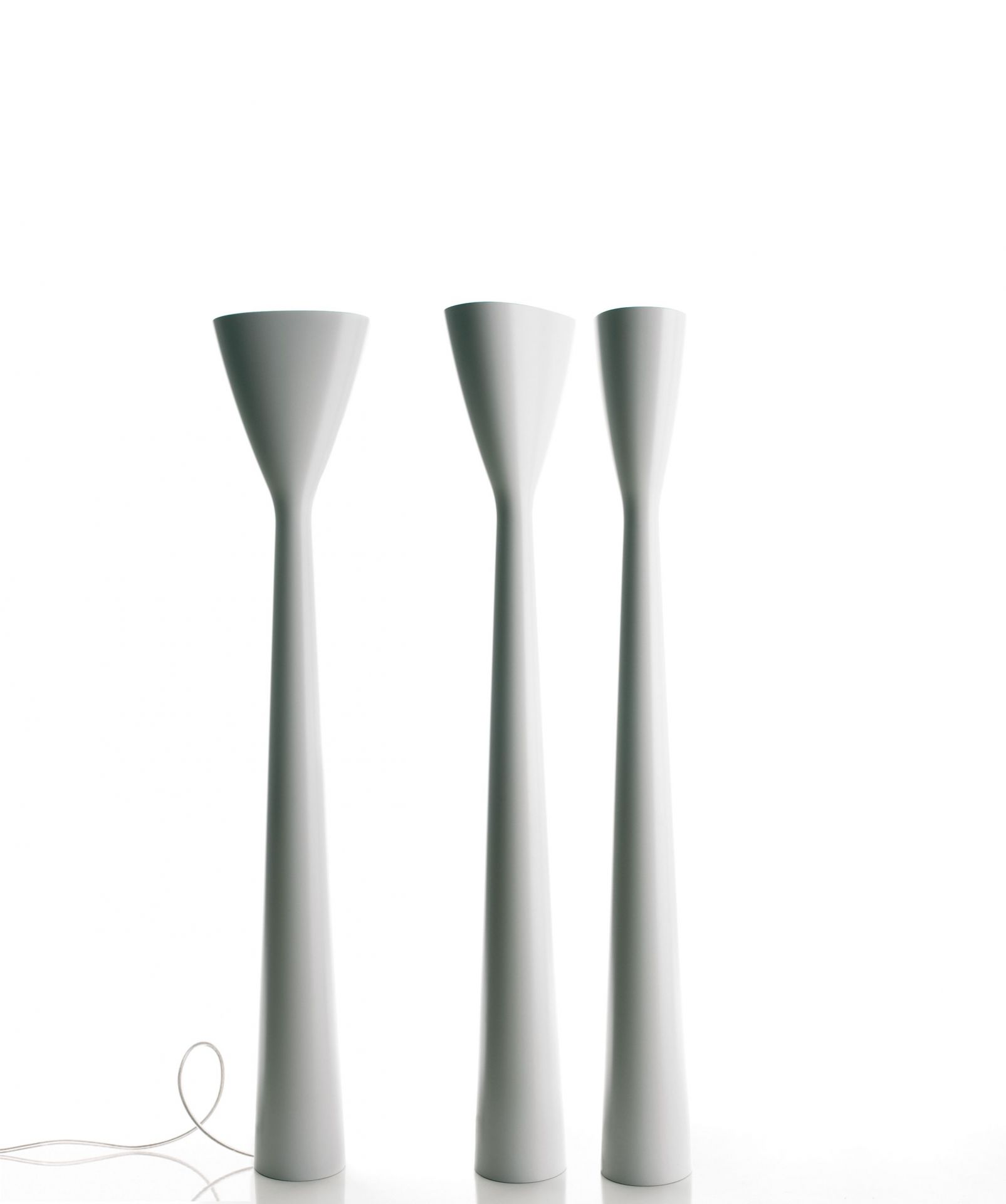 Drei weiße Luceplan Stehleuchten im Carrara Design, moderne LED Beleuchtung für Wohnräume.