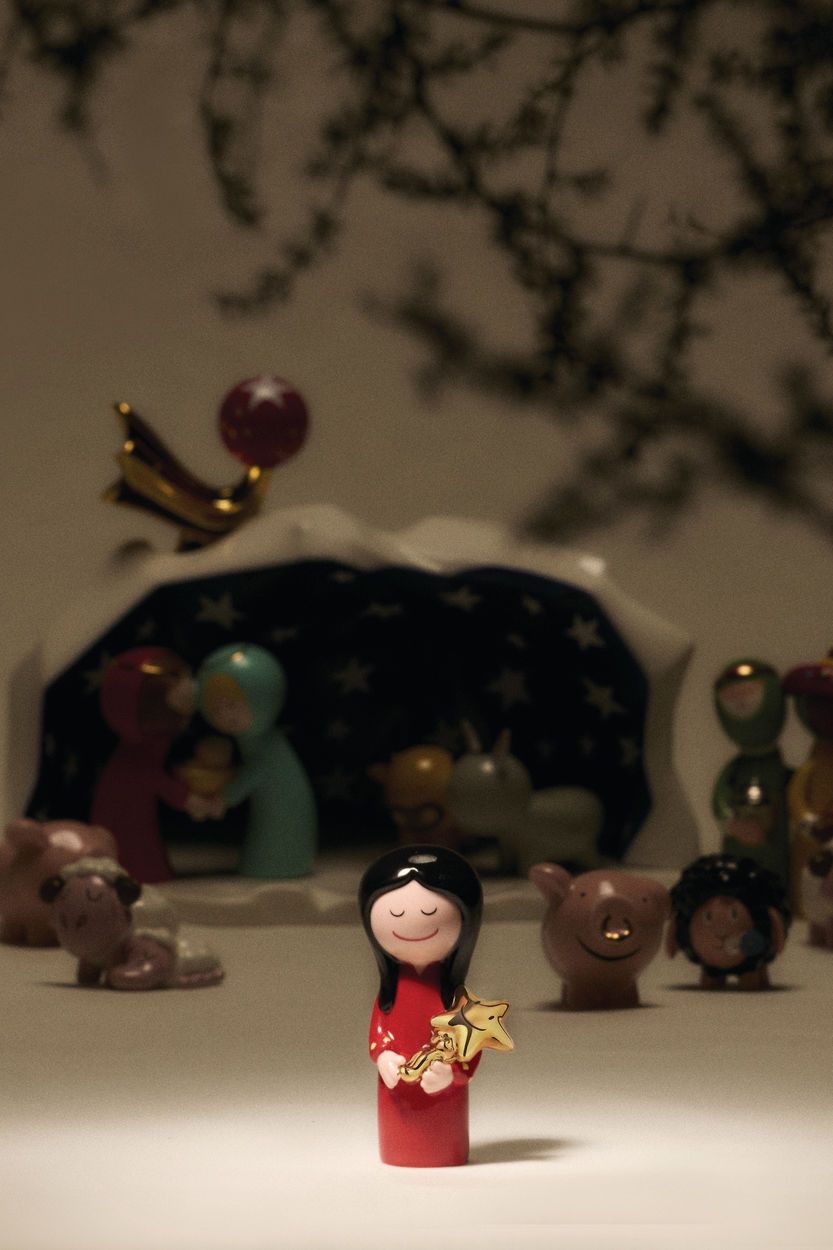 Alessi Figlio delle Stelle Krippenfiguren: Maria mit goldenem Stern, Teil der handbemalten Porzellanfiguren-Kollektion.