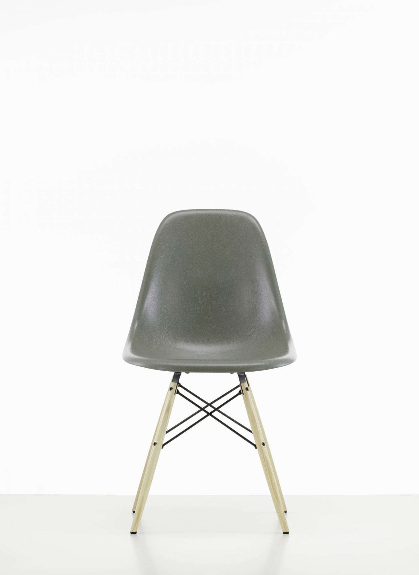 Eames Fiberglass Chair DSW Chair Vitra Colours 2019 Ash honey - Navy blue
