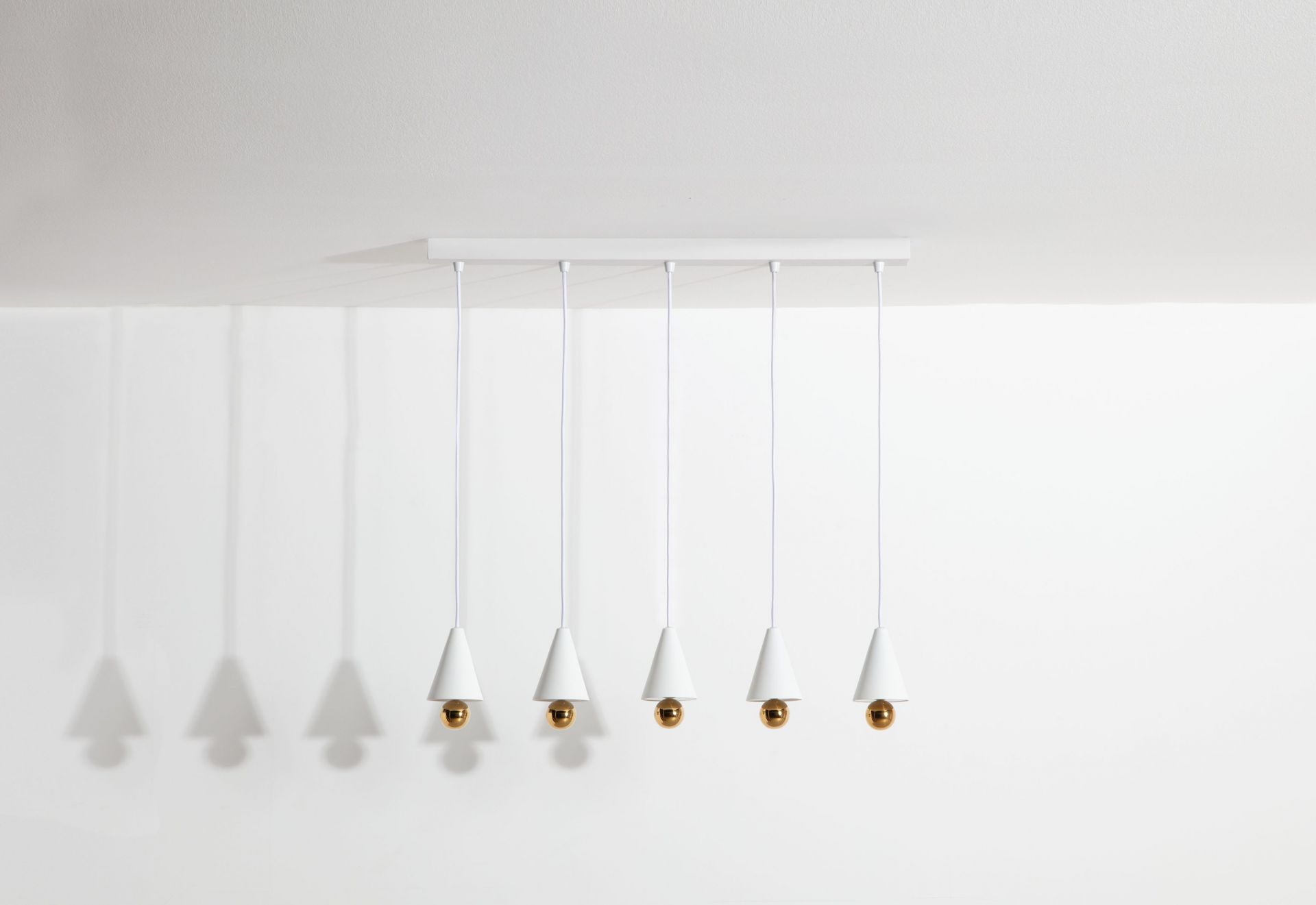 Weiße Petite Friture Cherry Pendelleuchte 5-er Set Linear mit goldenen Leuchtmitteln. Moderne Deckenleuchte.