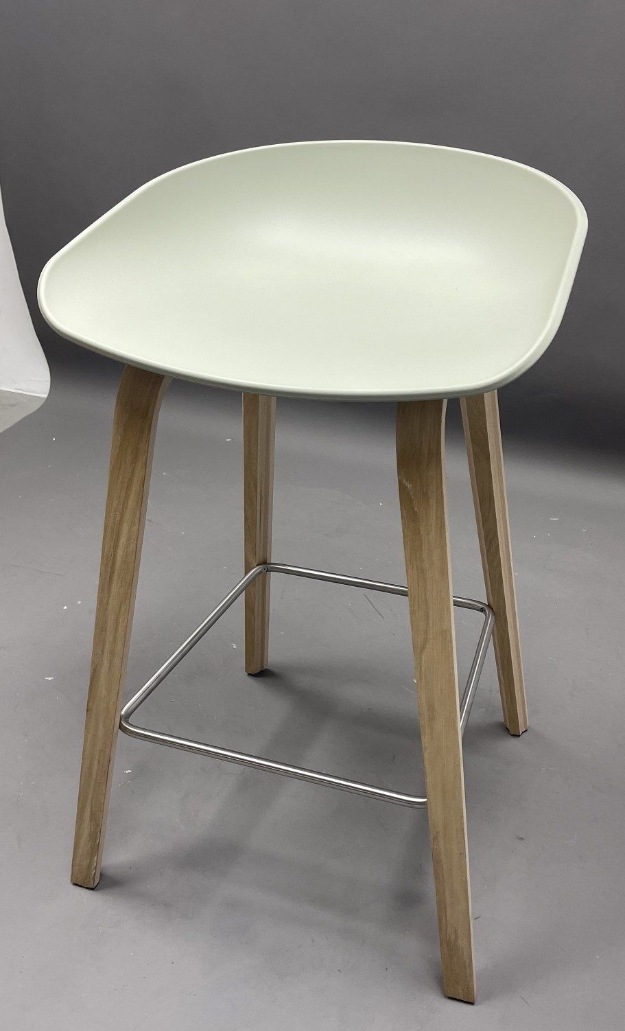 About a Stool AAS32 / AAS 32 Bar stool LOW OAK SOFT / PASTELL GREEN Hay MÄNGELEXEMPLAR  